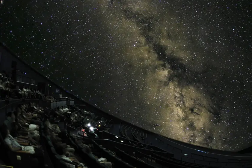 「多摩六都科学館」の世界最大級のプラネタリウムで宇宙の神秘を体感できる