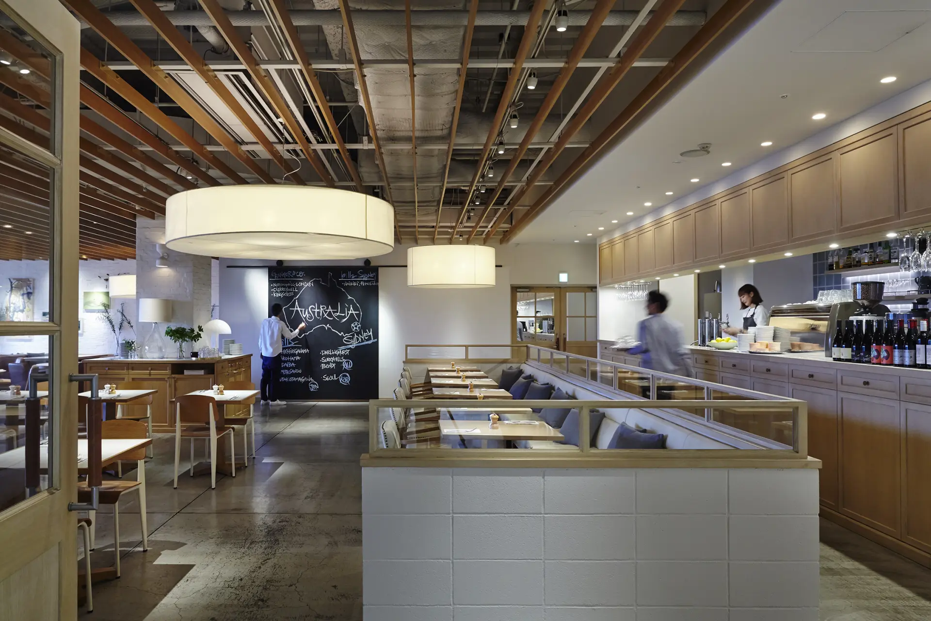 広々とした店内には200席以上の座席がありゆったりと過ごせる