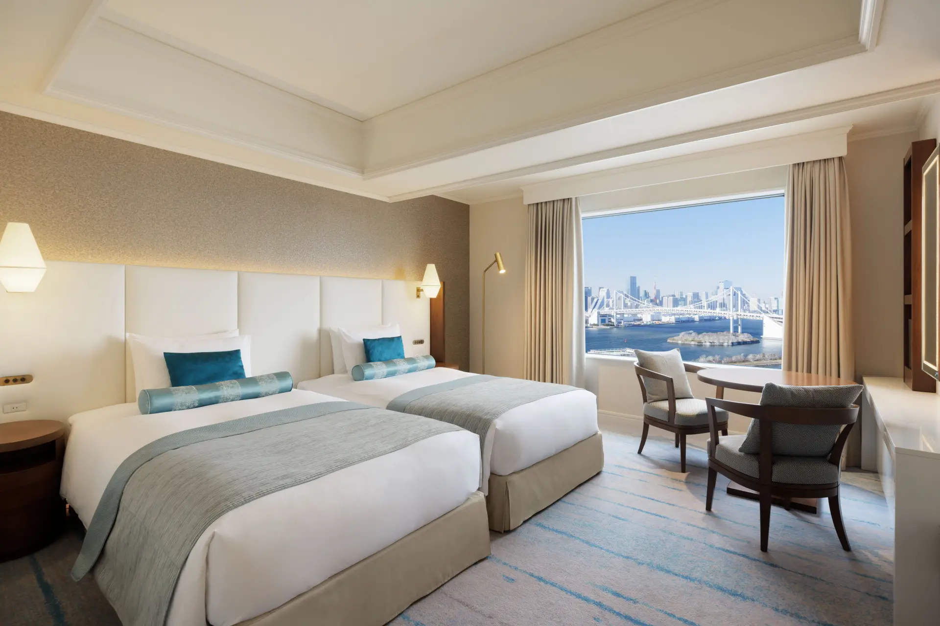 客室からはお台場ならではの景色を楽しむことができる