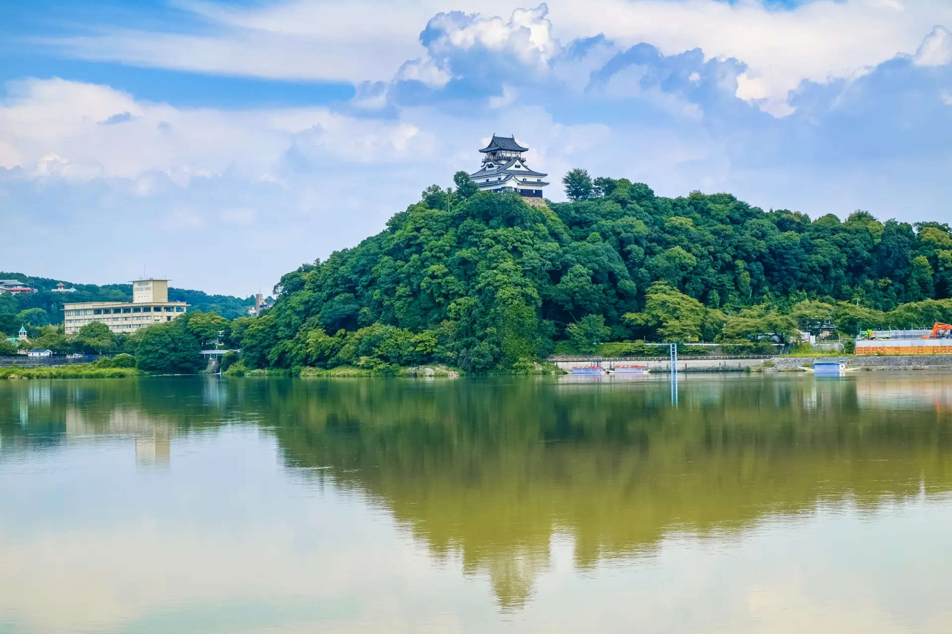 名古屋駅から電車で30分ほどと、気軽に訪れることができる「犬山城」