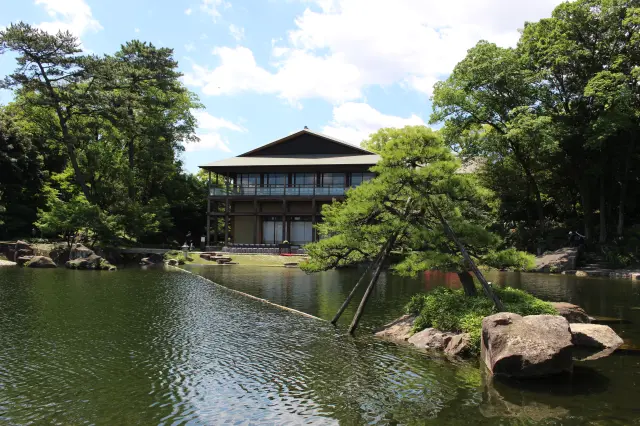 位於龍仙湖畔的兩層樓建築「觀仙樓」