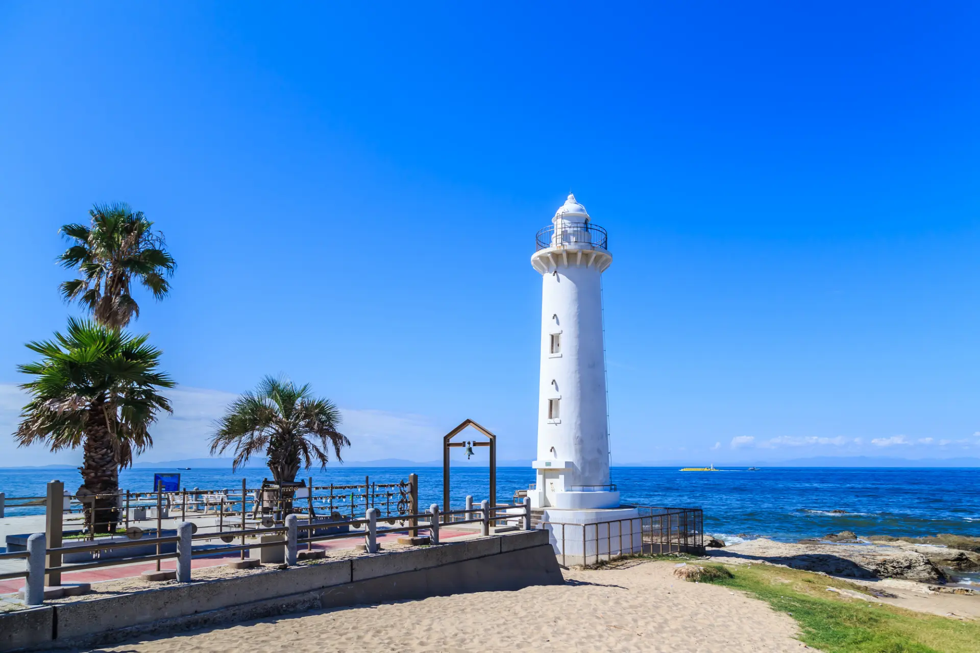 真っ白な灯台と、青い海の夏らしいコントラスト