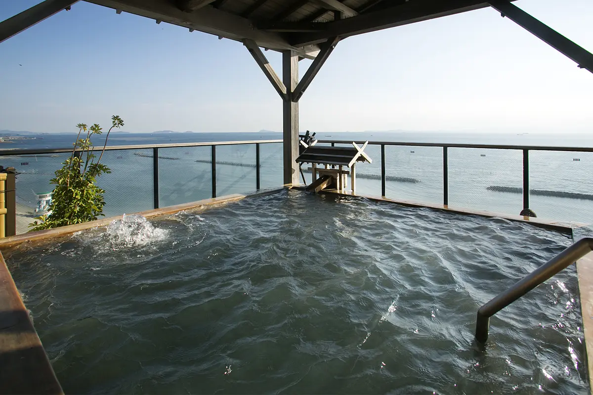 伊勢湾を見渡せる露天風呂でリラックスタイム