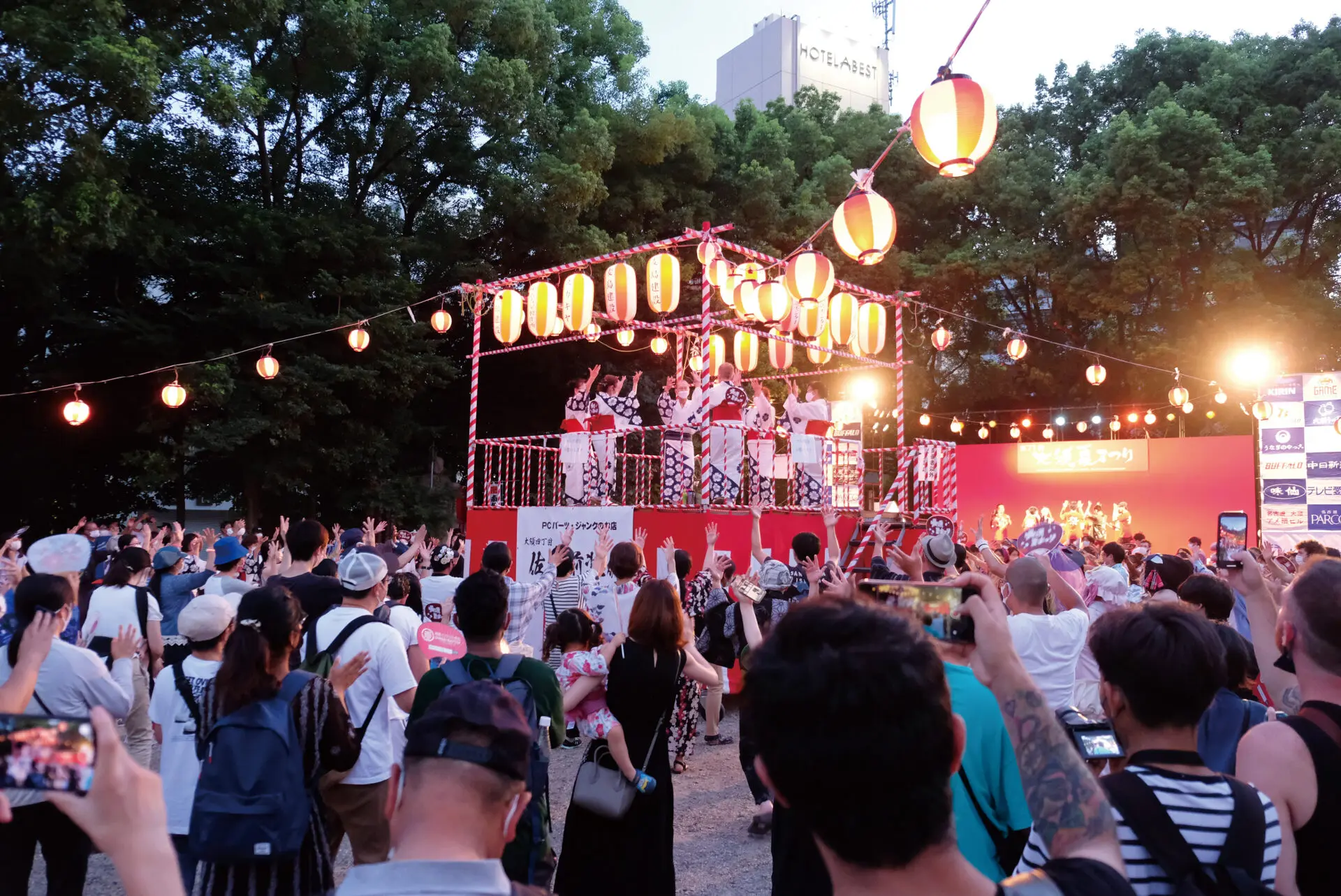 大須観音の境内で行われる盆踊り大会