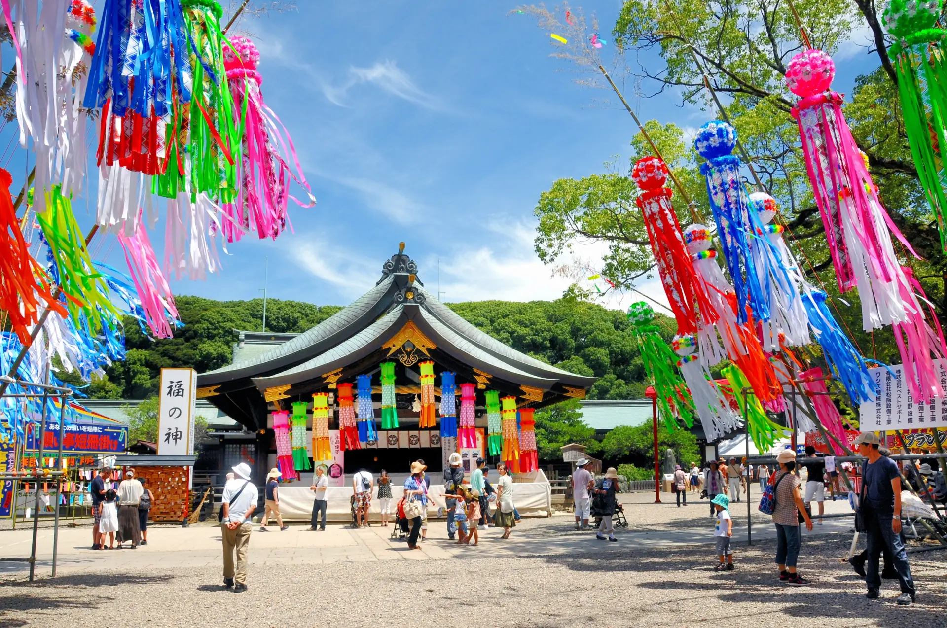 吹き流しや飾りで彩られ、賑やかな雰囲気が楽しい