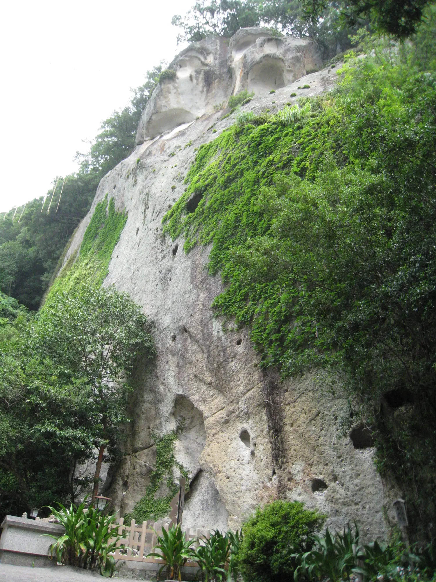 巨大な岩壁をご神体とする神社。見上げるほどの迫力