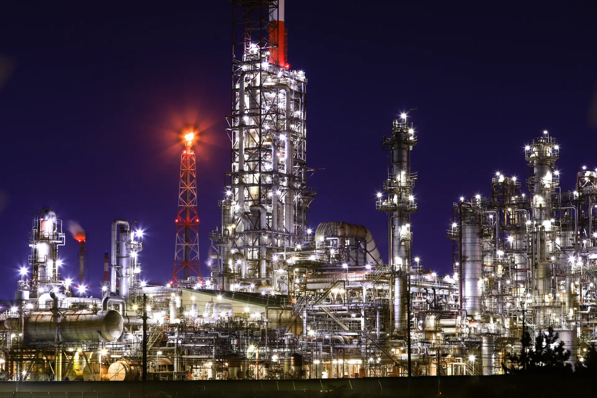 プラントが密集する工業地帯の夜景。光が描き出す近未来的な景観