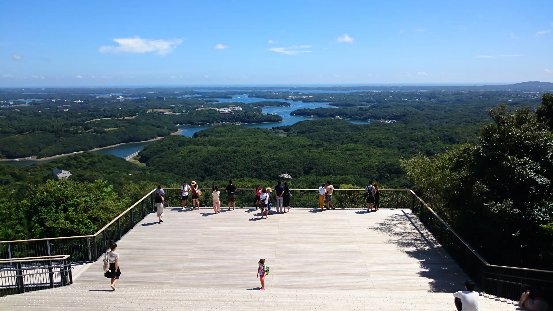 湾と島々を見渡せる展望スポット。複雑な地形を一望できる