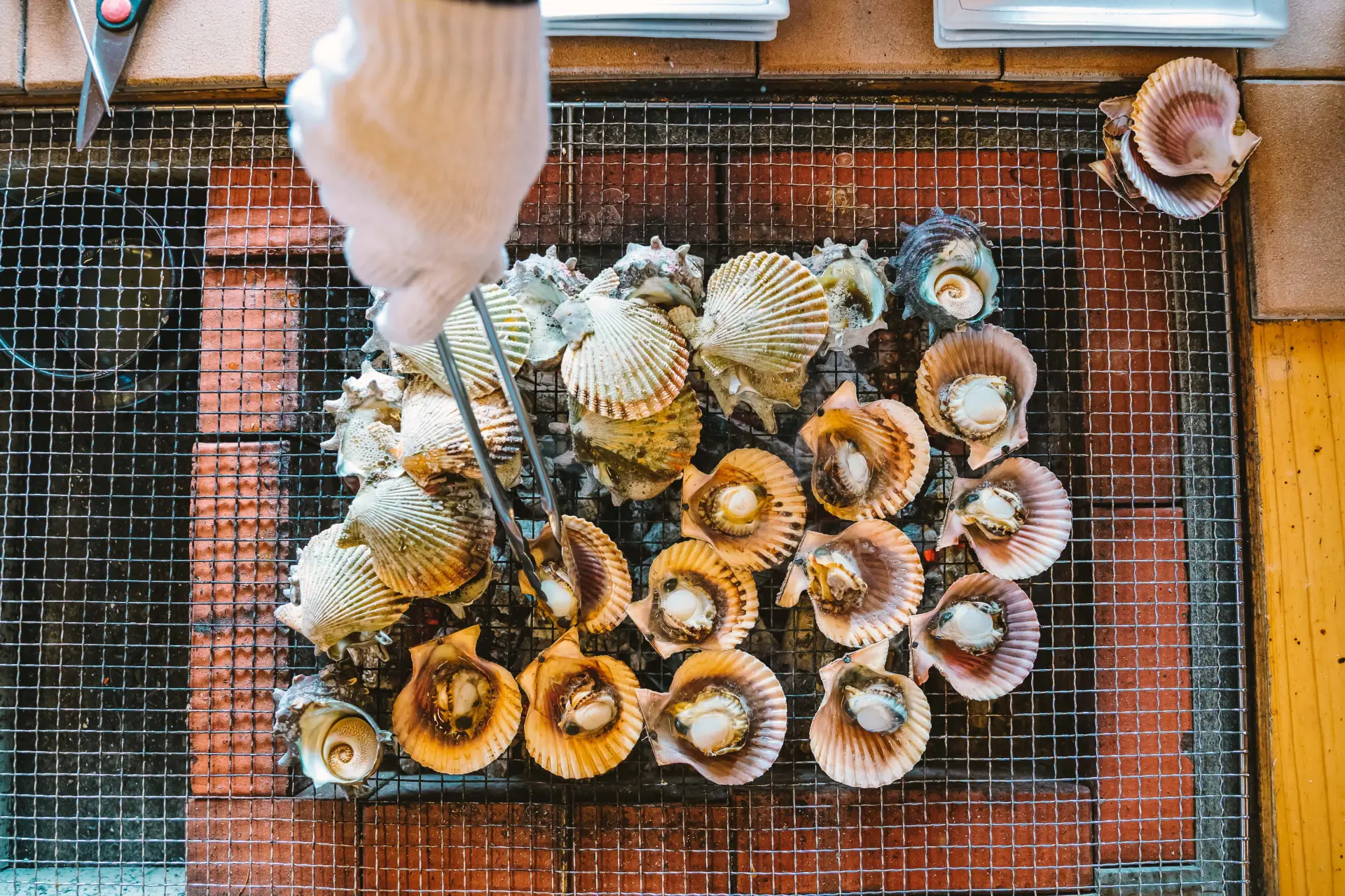 海女さんの話とともに、火が通りだすと漂ってくる海鮮物の香りもごちそう