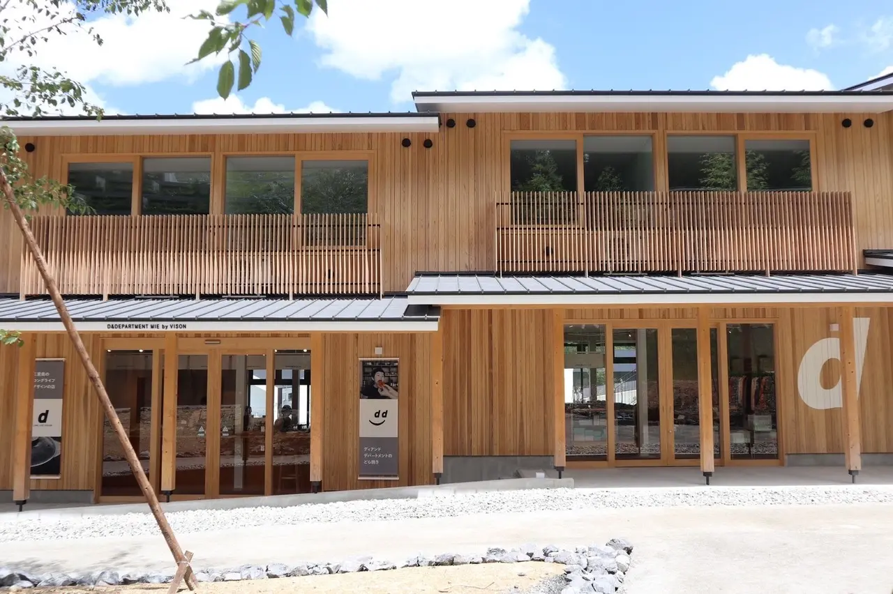 木材を活かした外観の施設。館内を巡りながら地域の食や文化に触れられる