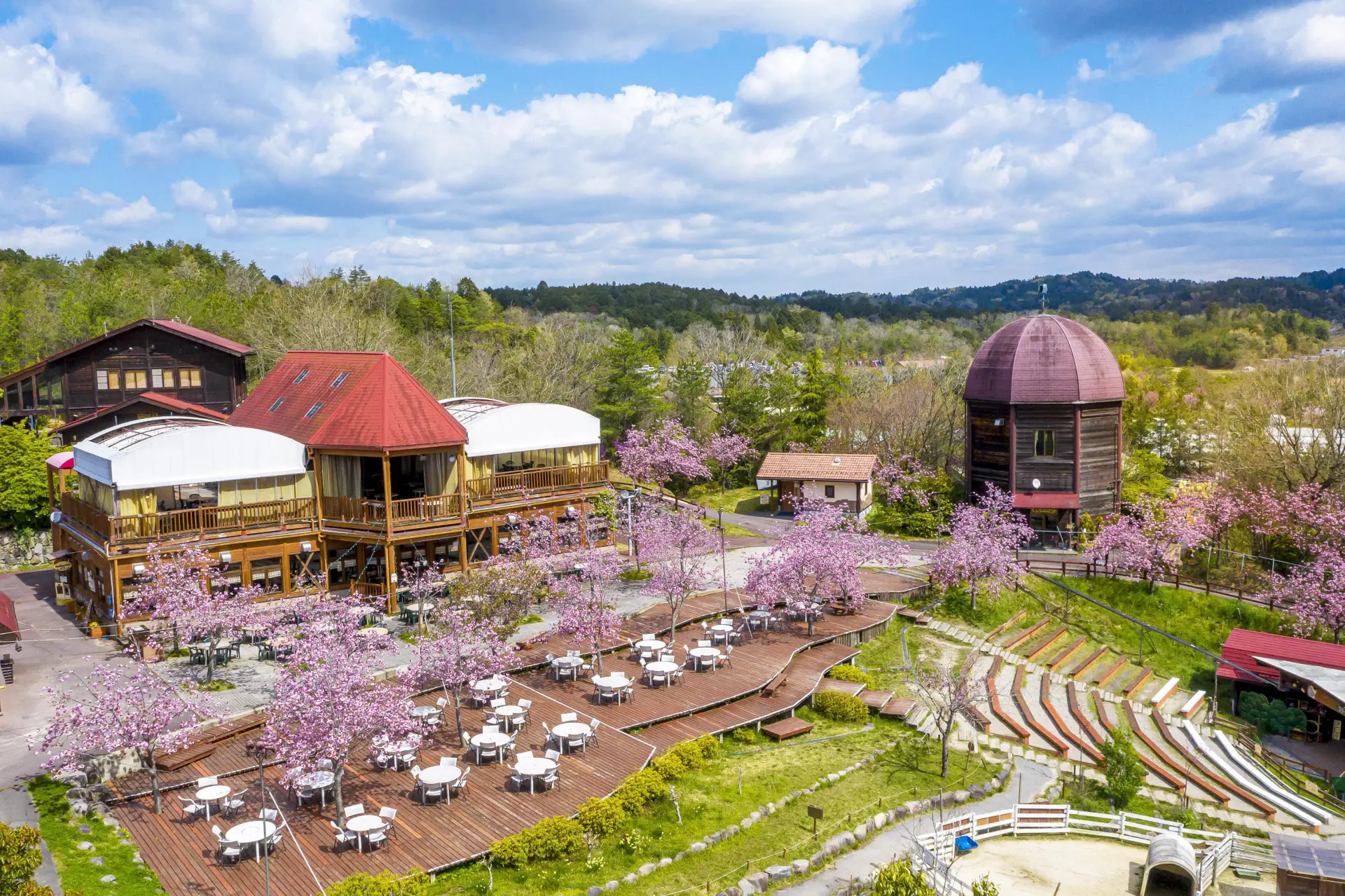 敷地内を歩きながら体験や食事を組み合わせて楽しめる