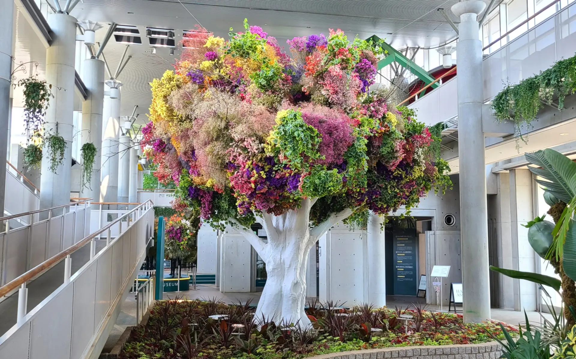 現代の多様性を表現した「ミラクルツリー」。多彩なドライフラワーが立体的に組み上げられている