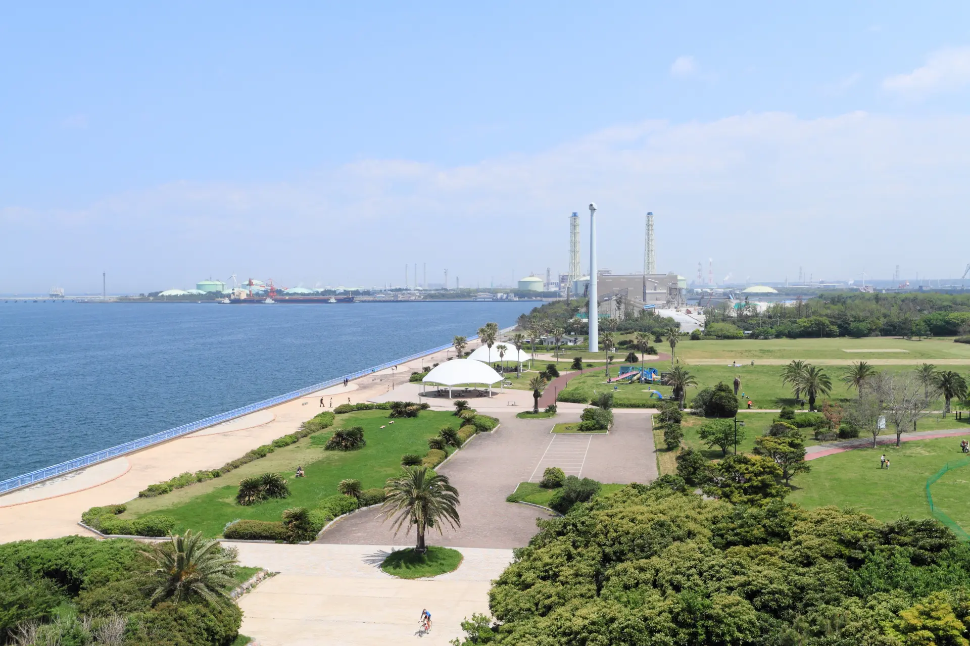 海沿いに整備された公園からは、海と都市景観が重なる東京湾の風景が望める