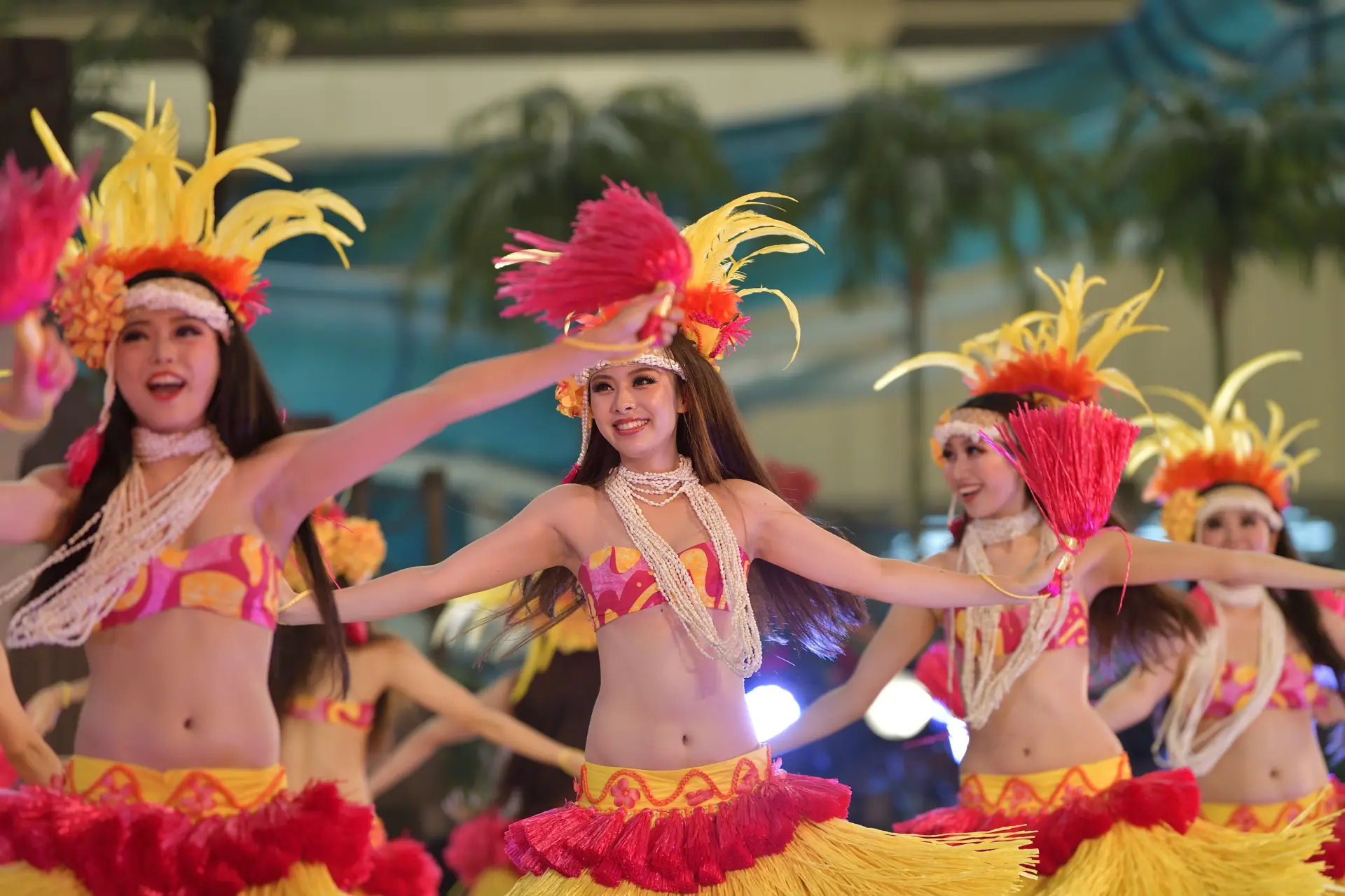 1日2回開催されるフラガールたちのステージは必見