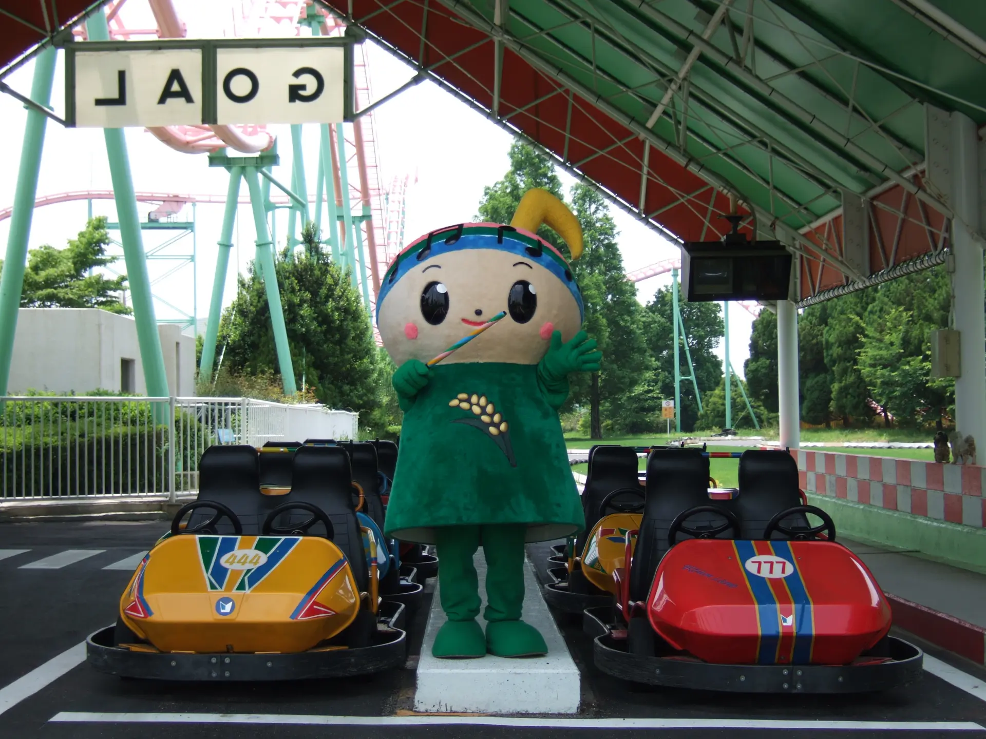 ゴーカートは大小さまざまなカーブもあり、大人でも楽しめる