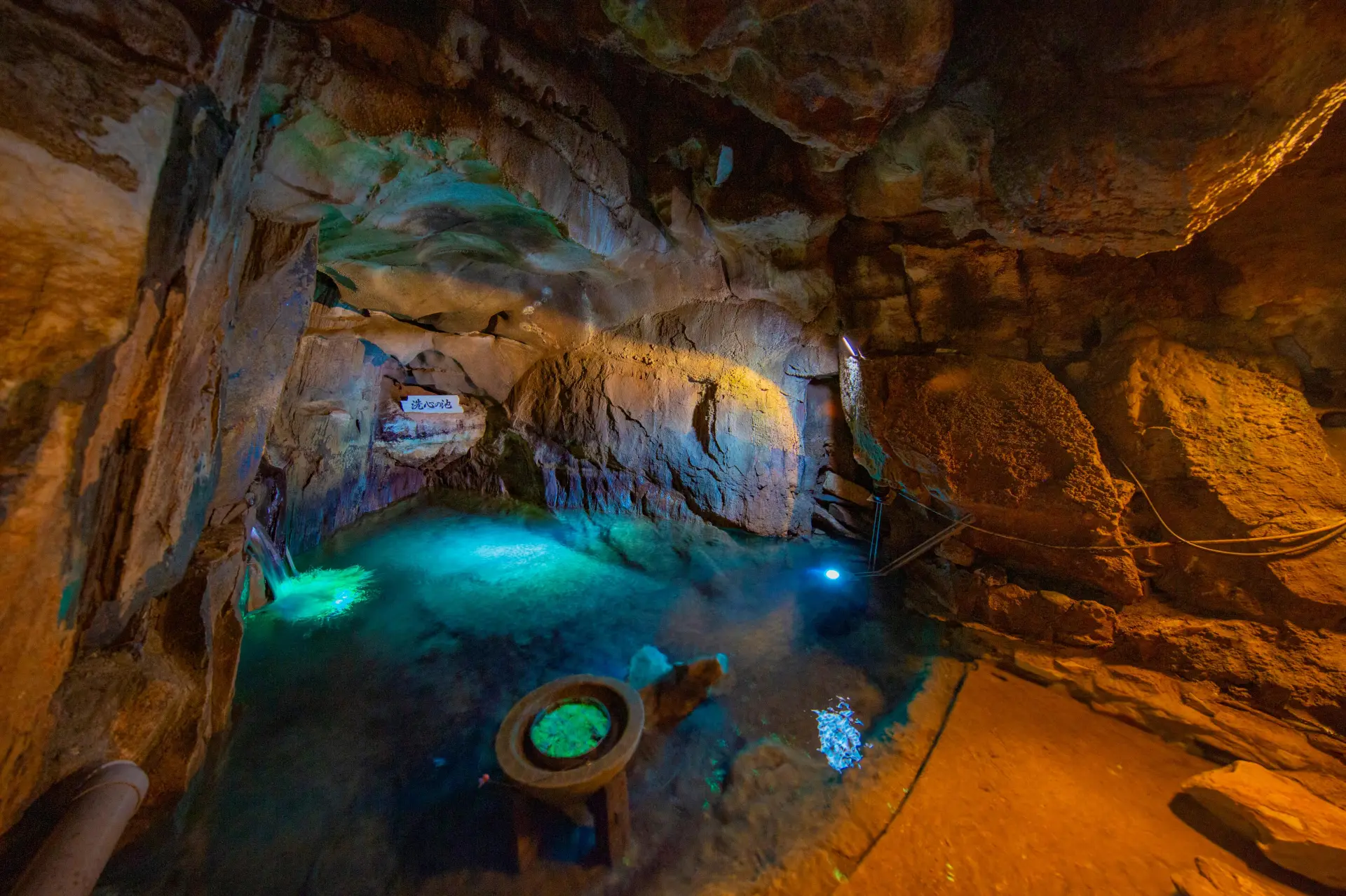 「洗心の池」ではライティングによって幻想的な空間が広がる