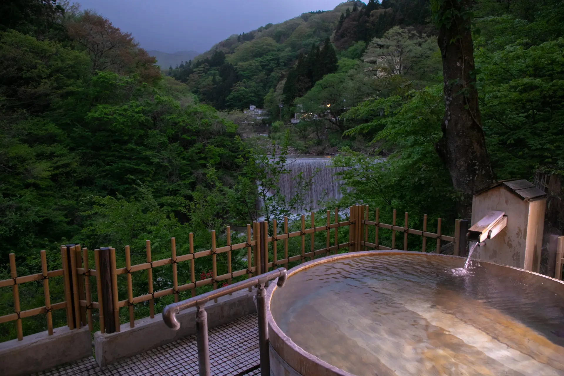 露天風呂では豊かな自然の風景を眺めながら湯あみができる