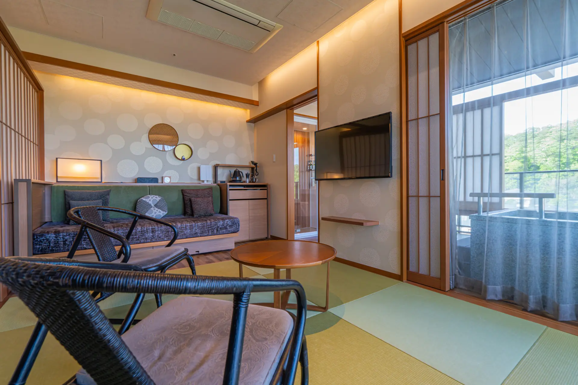 客室は、露天風呂や展望風呂付きなどバリエーションも豊富に揃う