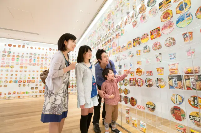 インスタントラーメンの歴史をパッケージで表現する展示も見どころ