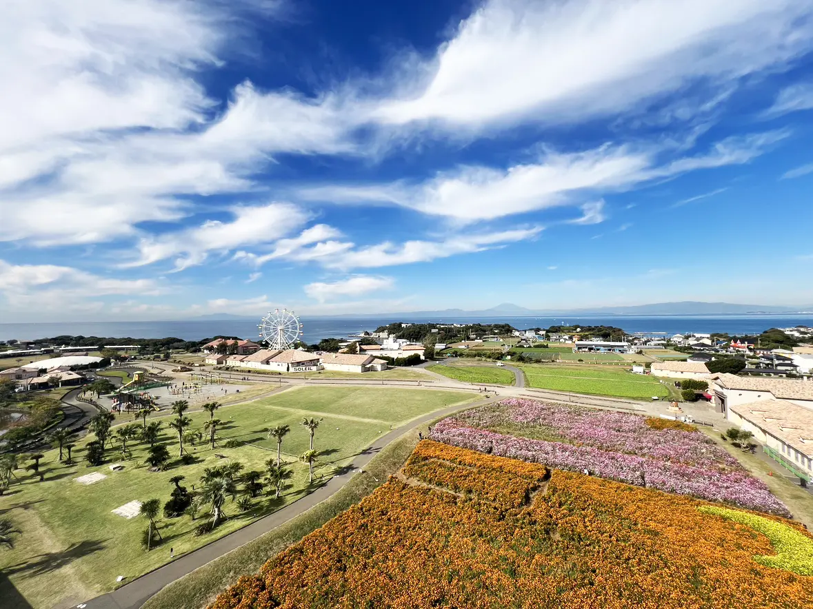 花畑から相模湾にかけての眺望が楽しめる展望デッキ