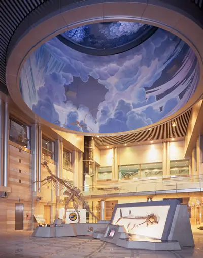 壮大な歴史を感じさせるエントランスホール