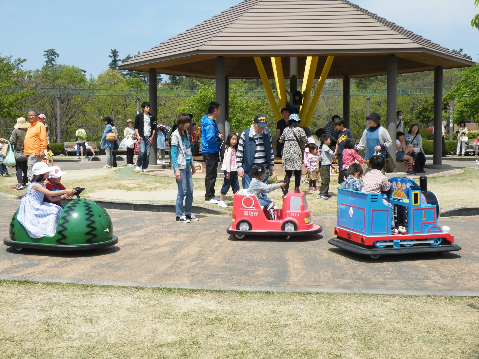 小さい子どもも楽しめるバッテリーカー