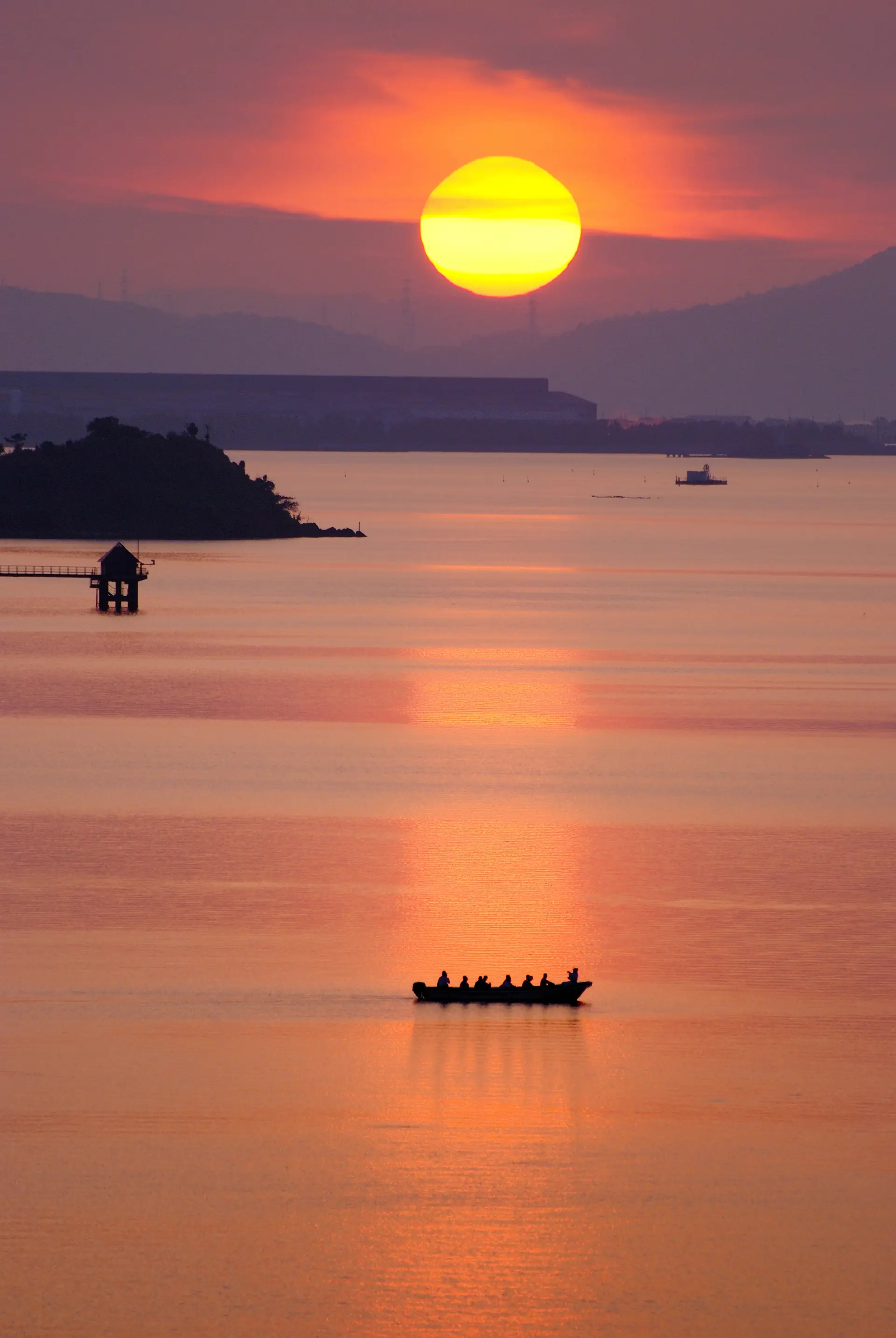 5〜10月上旬の晴天日は予約運行でサンセットクルージングも実施