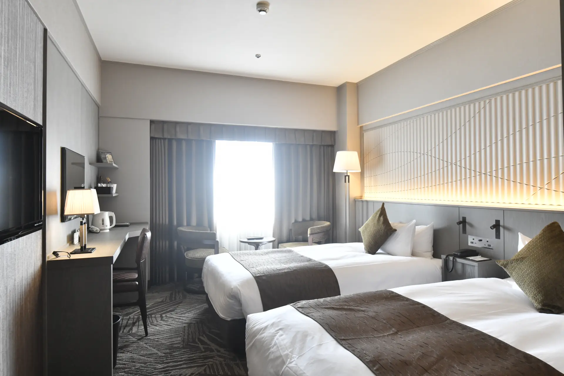 スーペリアツインは広々としたスペースでシックな雰囲気