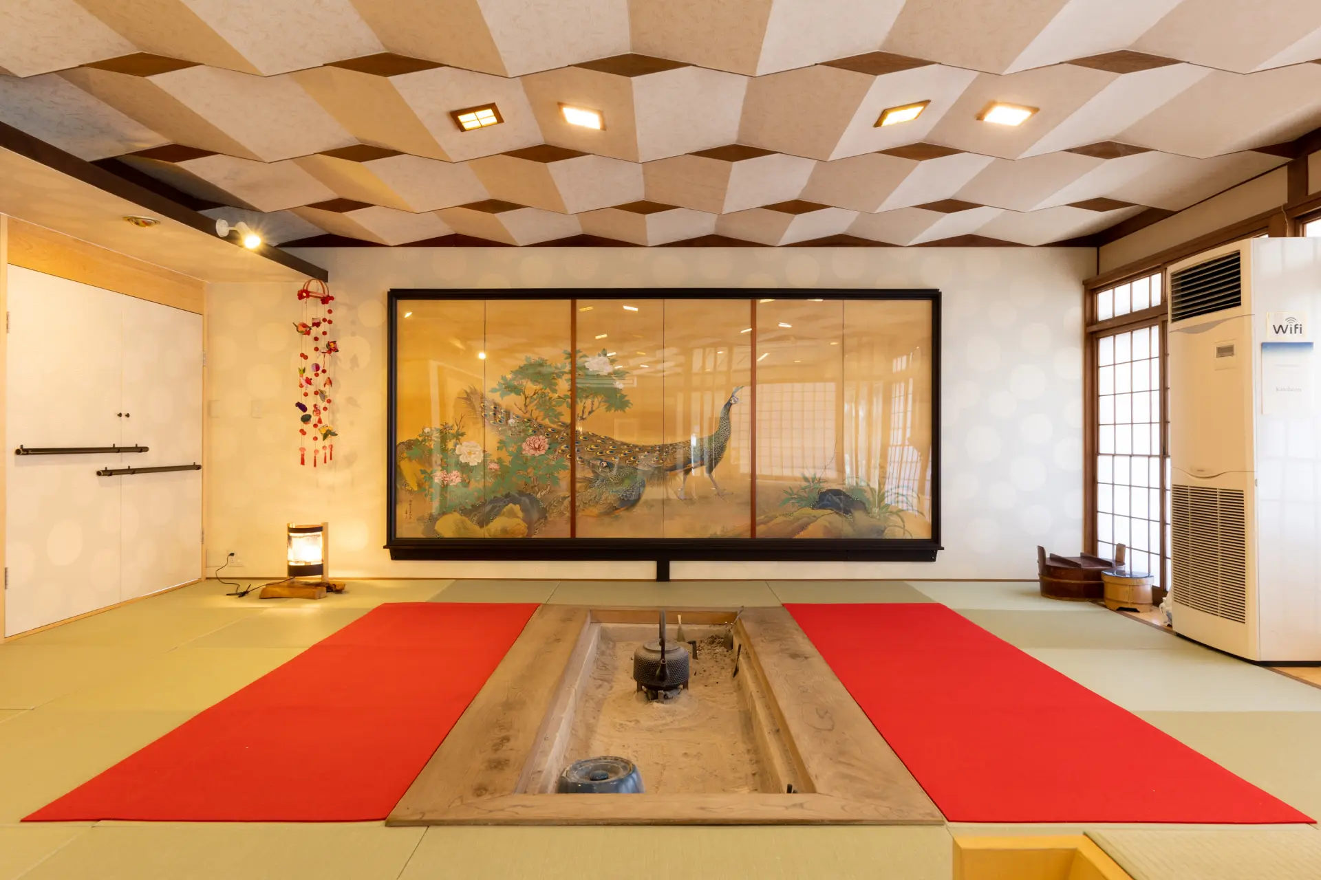 和の伝統を感じさせる落ち着いた雰囲気のロビー