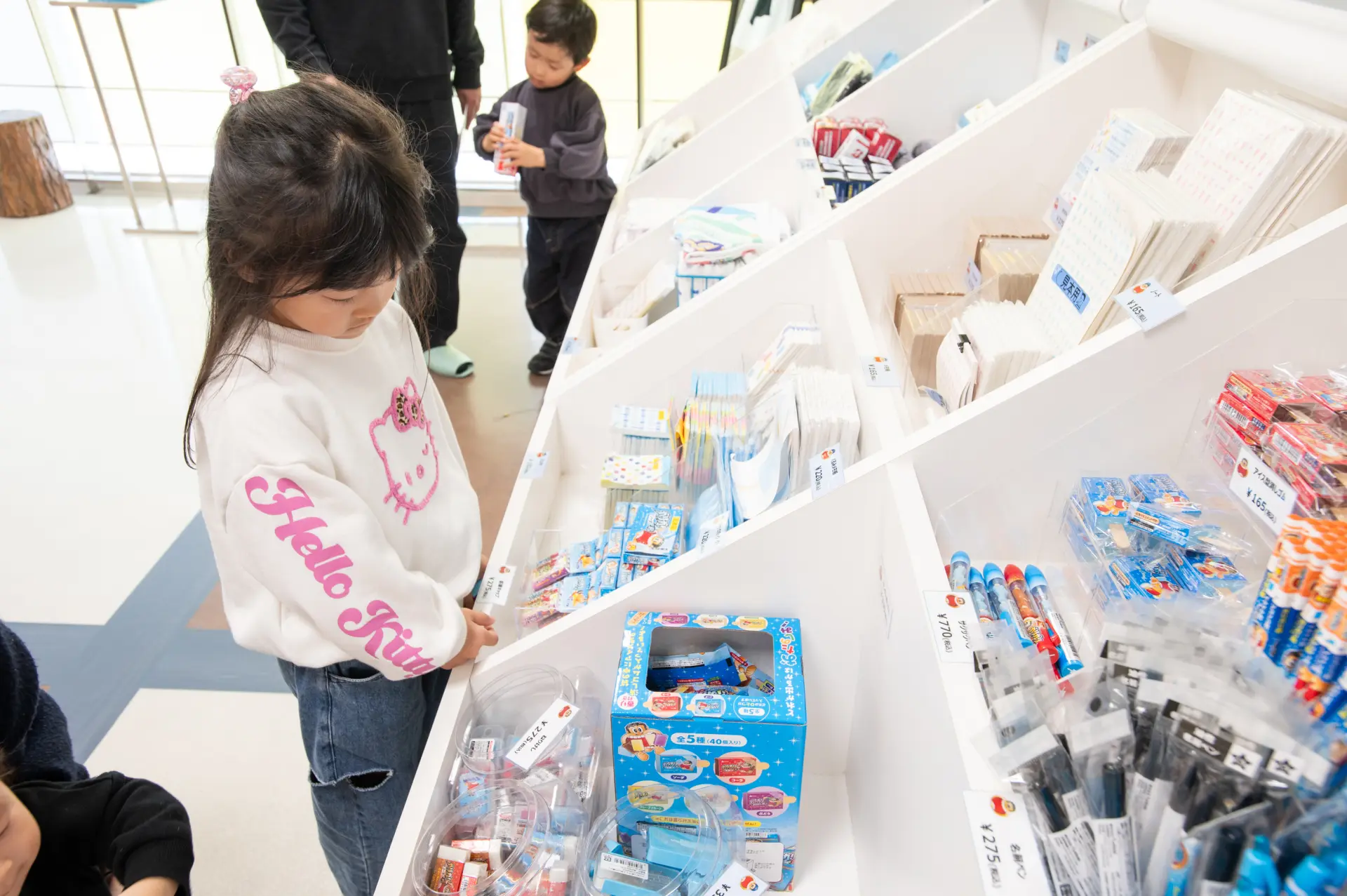 商品種類豐富，從文具到T恤一應俱全
