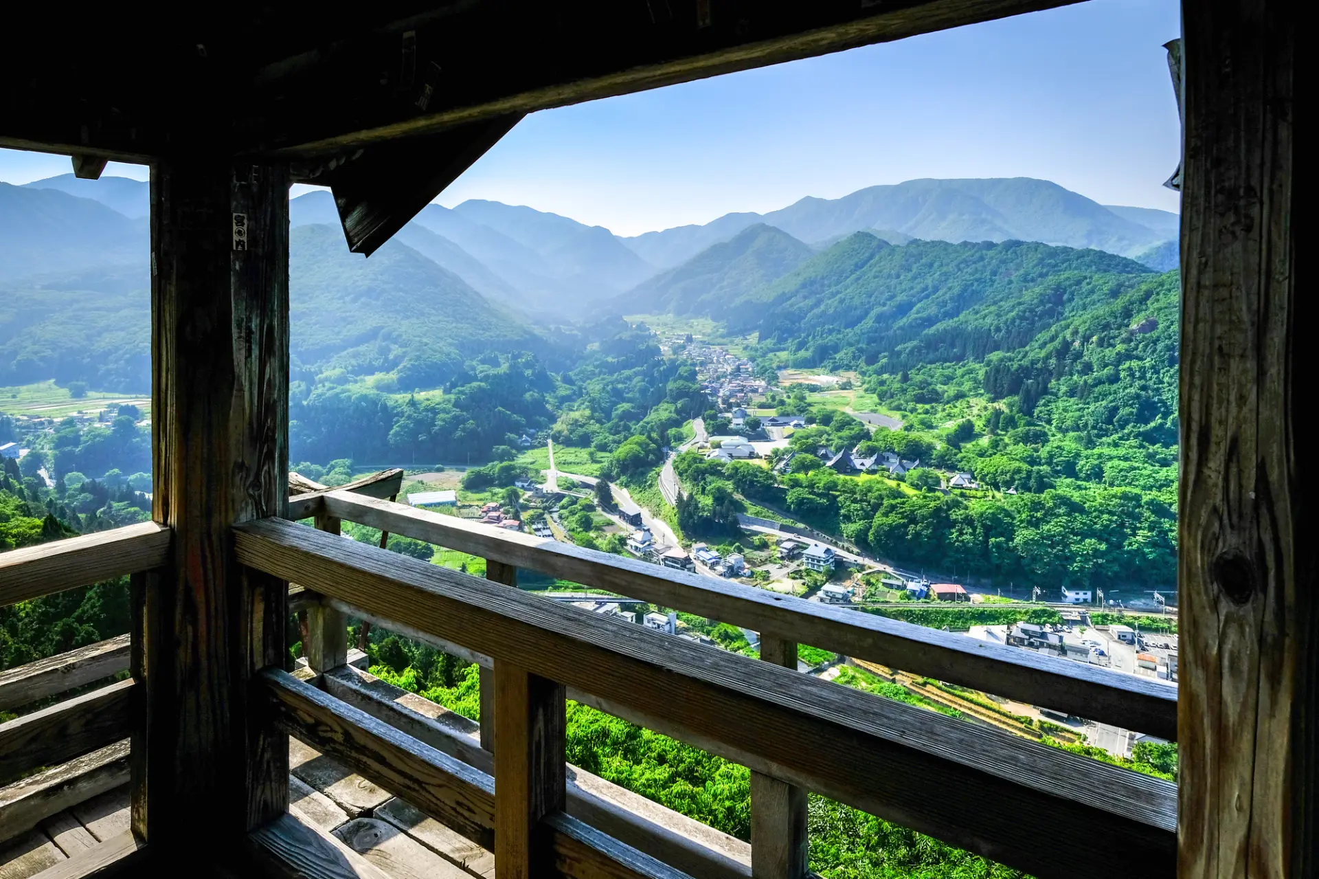 五大堂からは深い山と谷沿いの暮らしの風景が一望