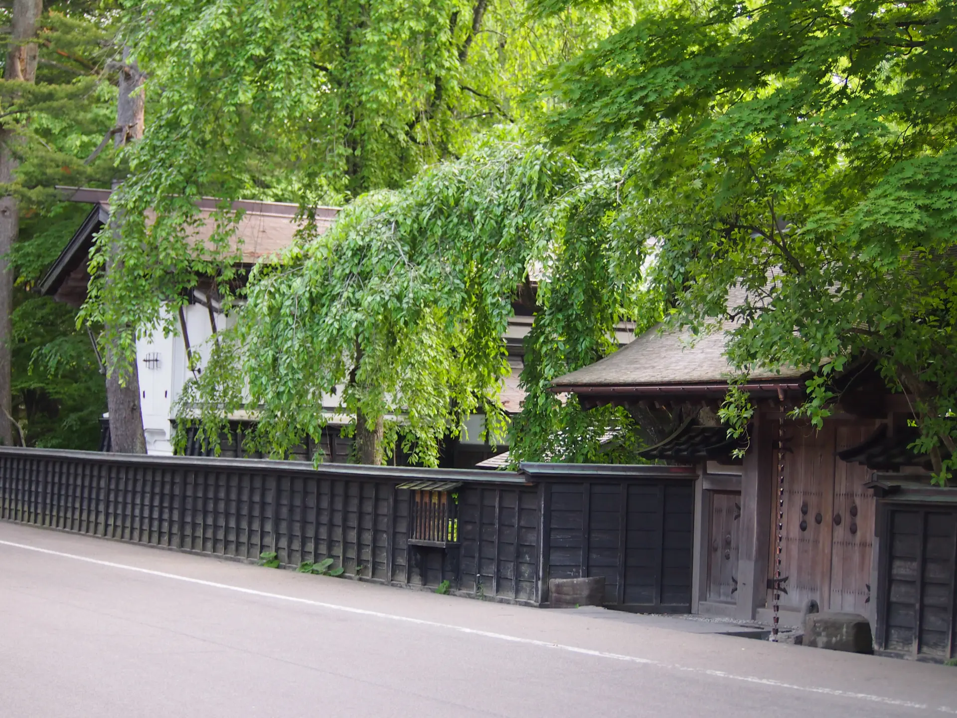 青柳家では、母屋、武器庫、武家道具館などの建物も見学できる