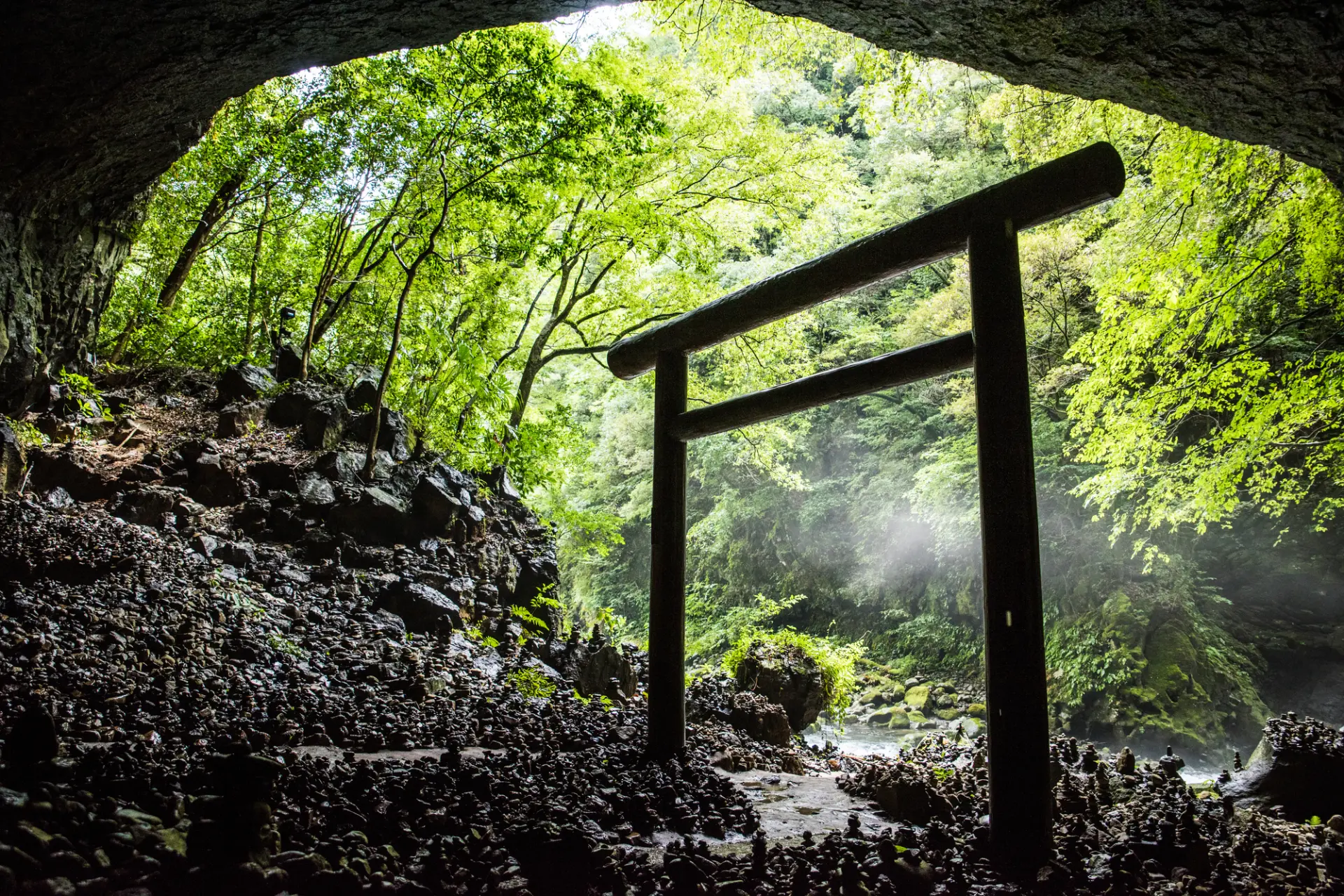 人びとが積み上げた石積みが点在する「天安河原（あまのやすかわら）」