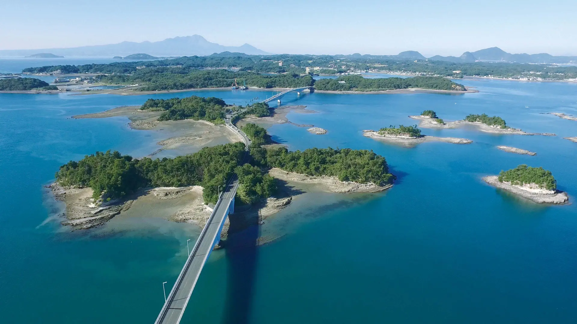 島々をつなぐ5つの橋の「天草五橋」は全長12kmでドライブに最適