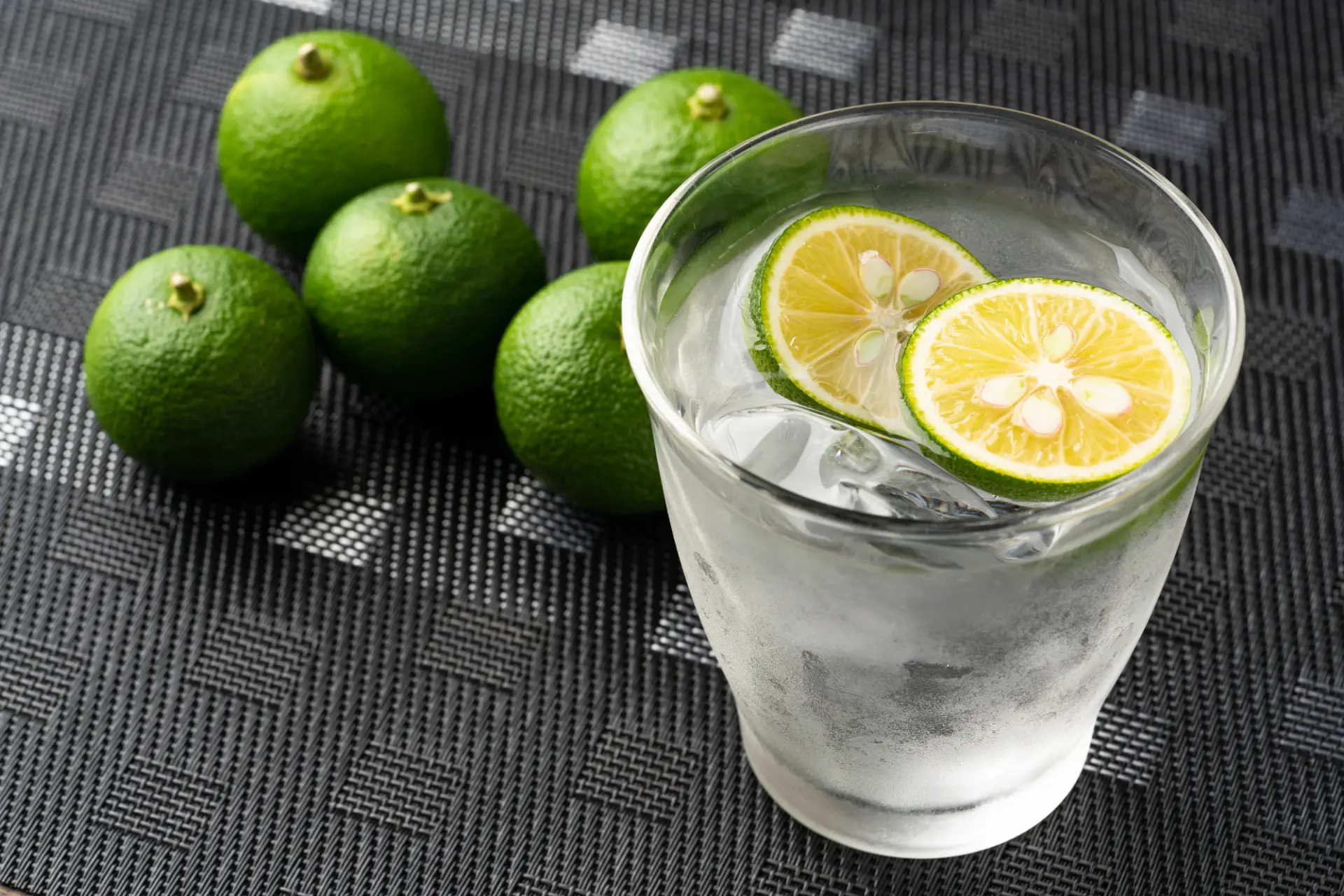 すがすがしい香りと爽やかな酸味が人気の「すだち焼酎」