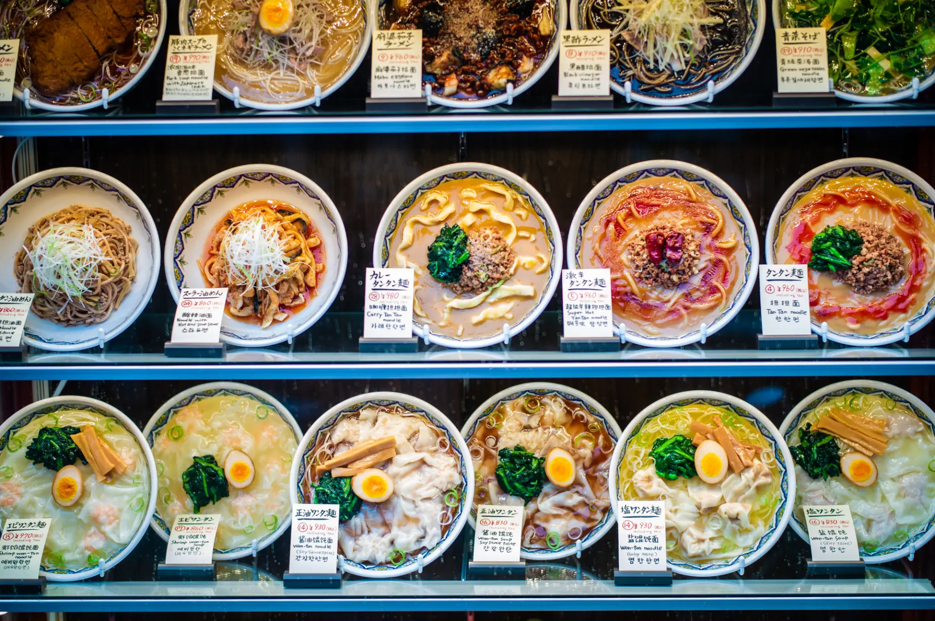 飲食店前に並ぶ食品サンプル