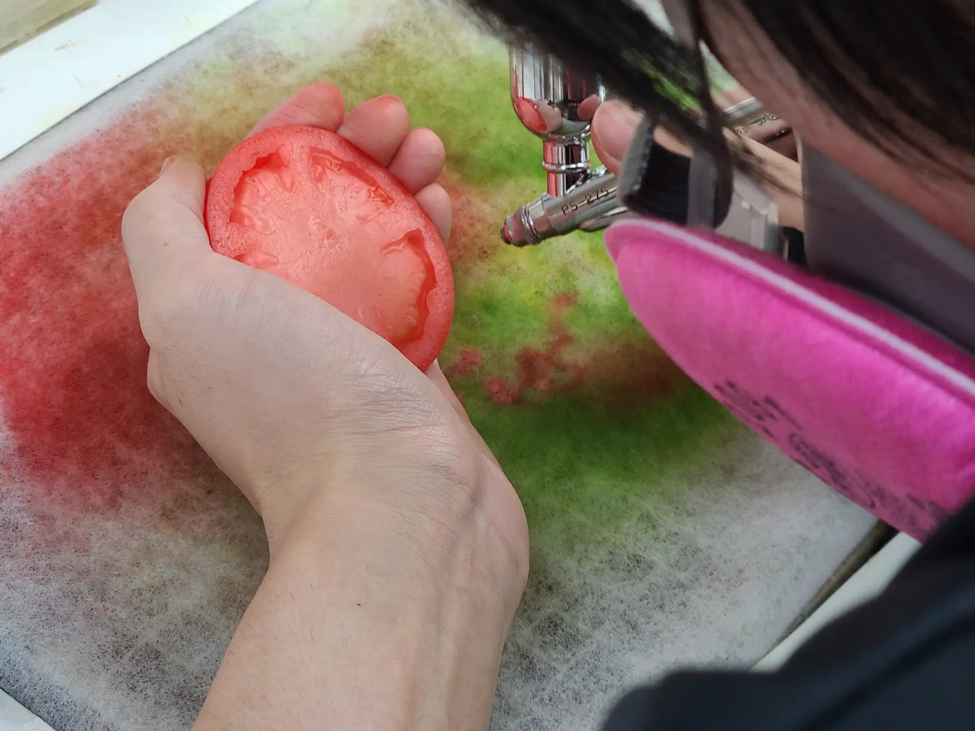 切ったトマトを制作するようす