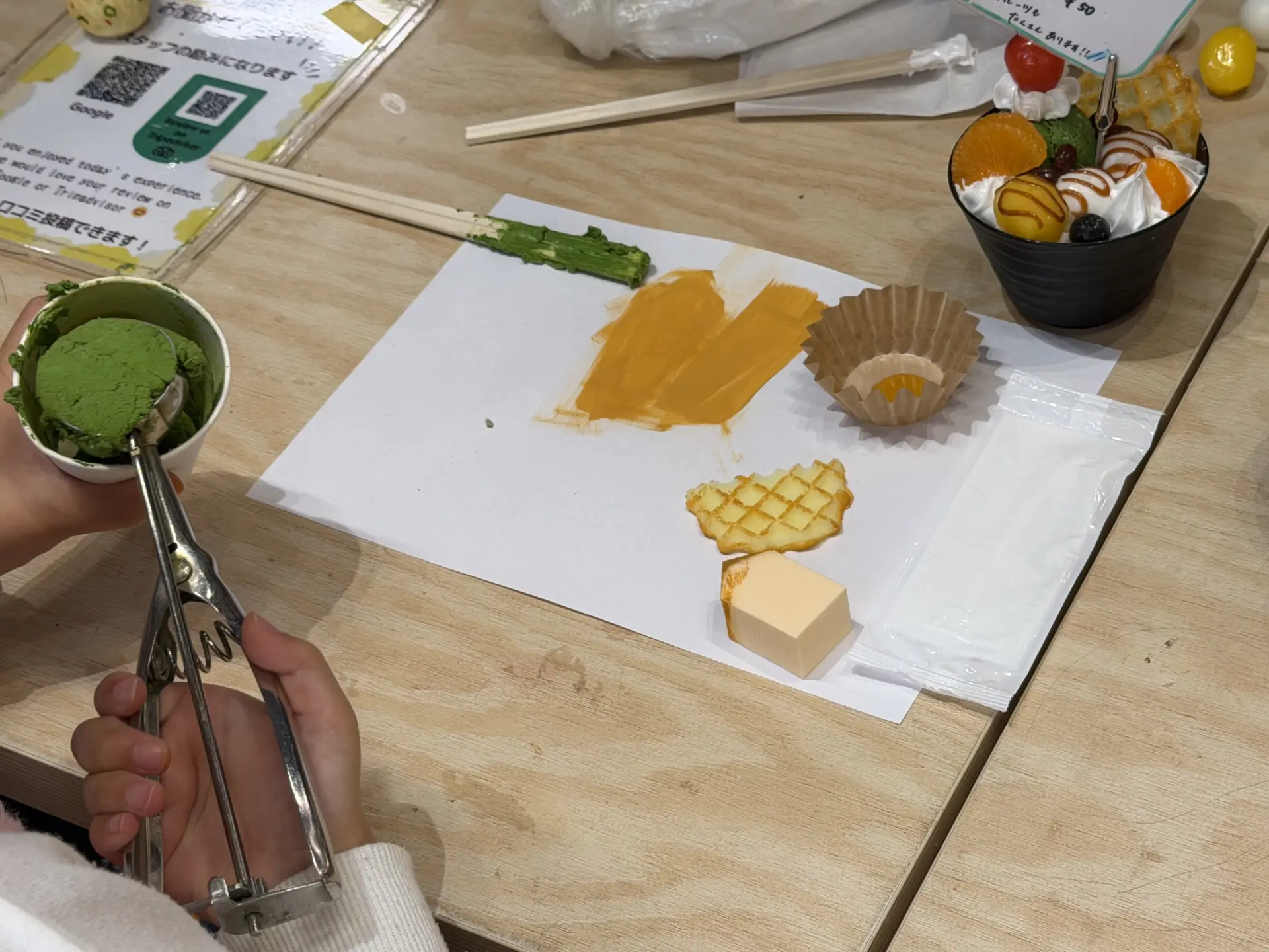 抹茶パフェ制作体験のようす