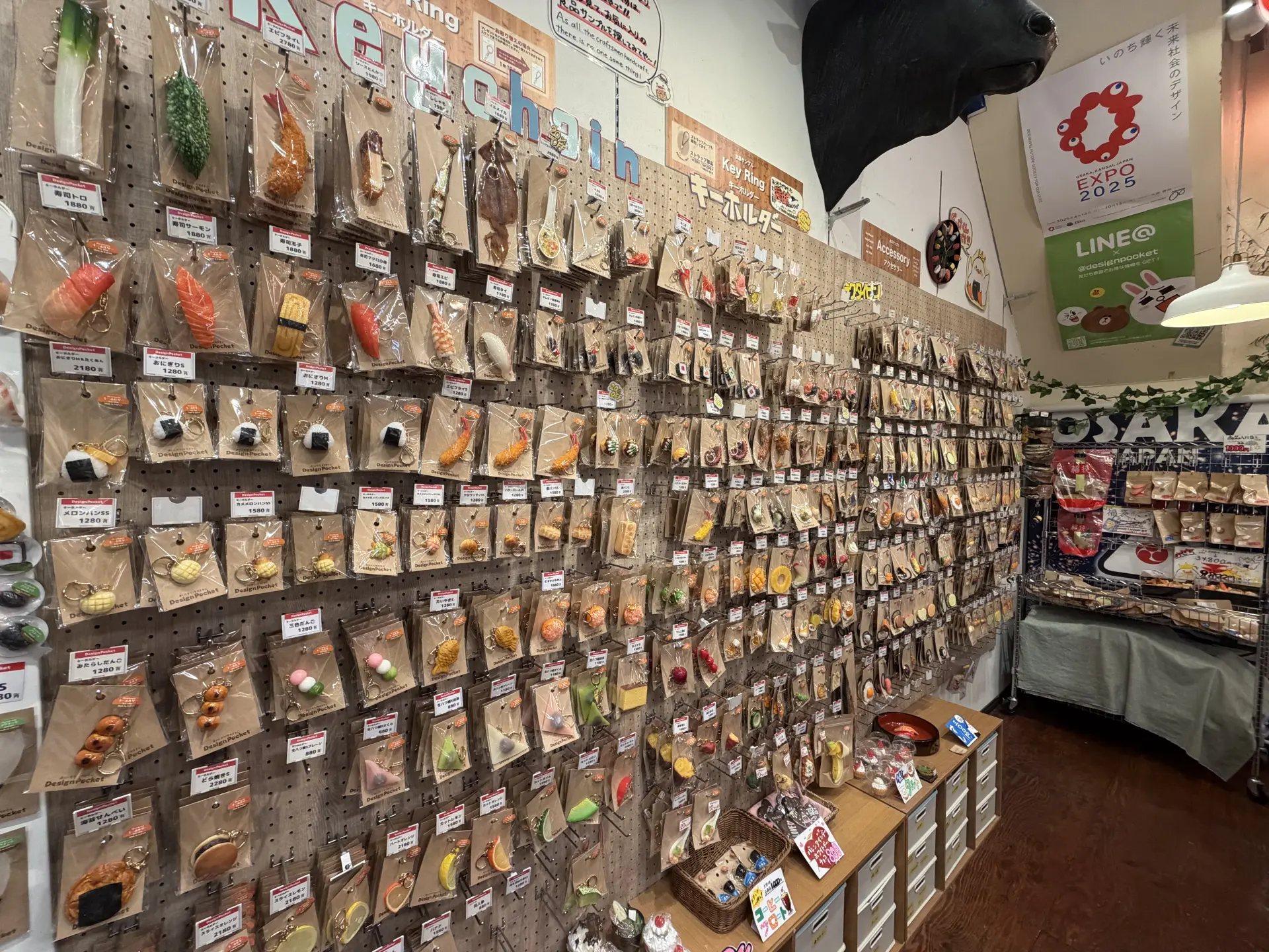 店内にずらりと並ぶ食品サンプルの雑貨