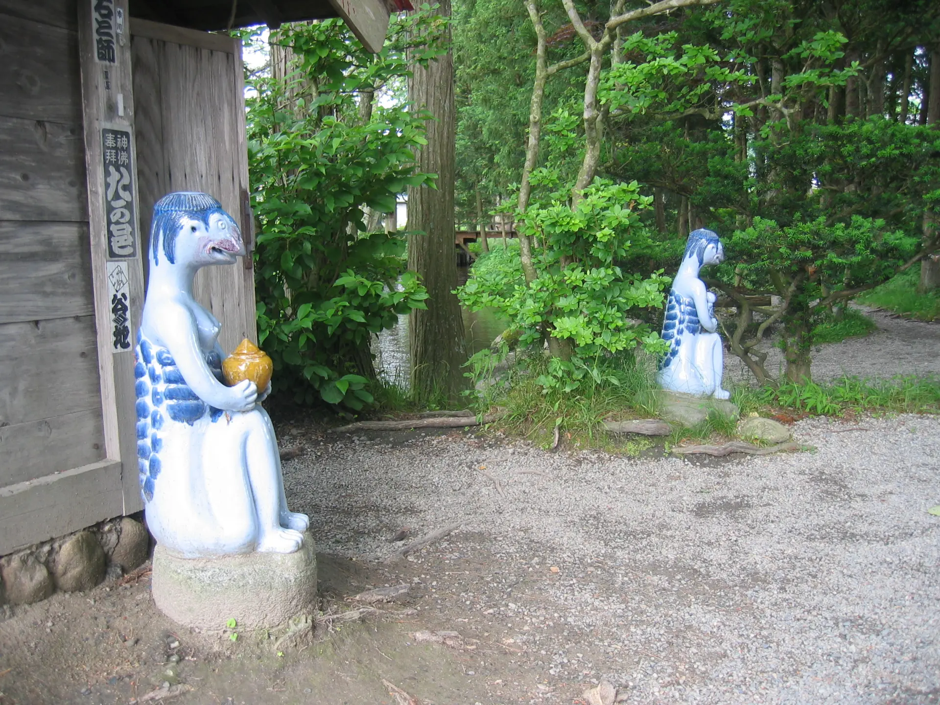 母乳の出がよくなるといわれている乳神を祀った小さな祠