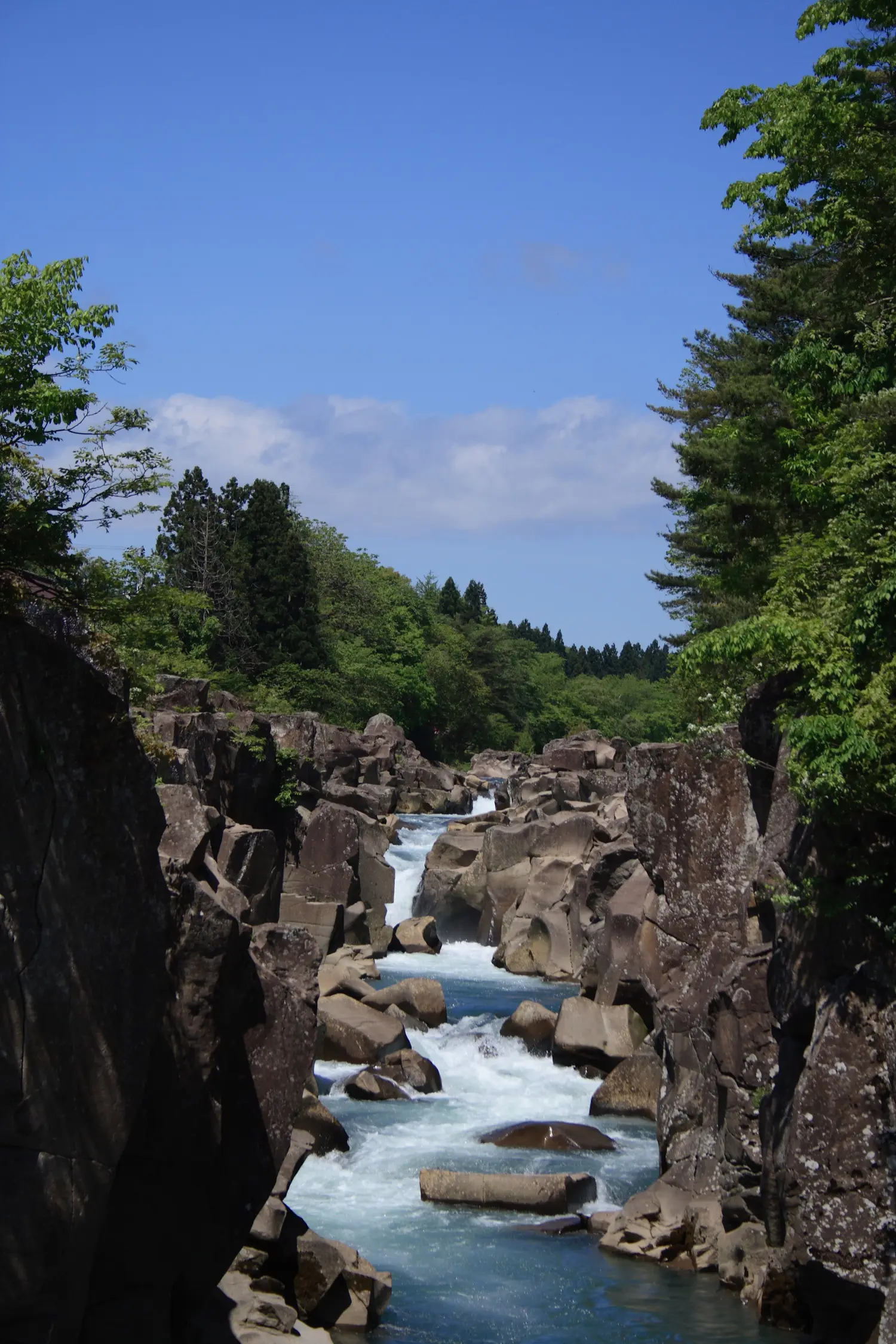 巨岩の間を縫うように流れる渓谷。荒々しい岩肌と水流の対比が際立つ