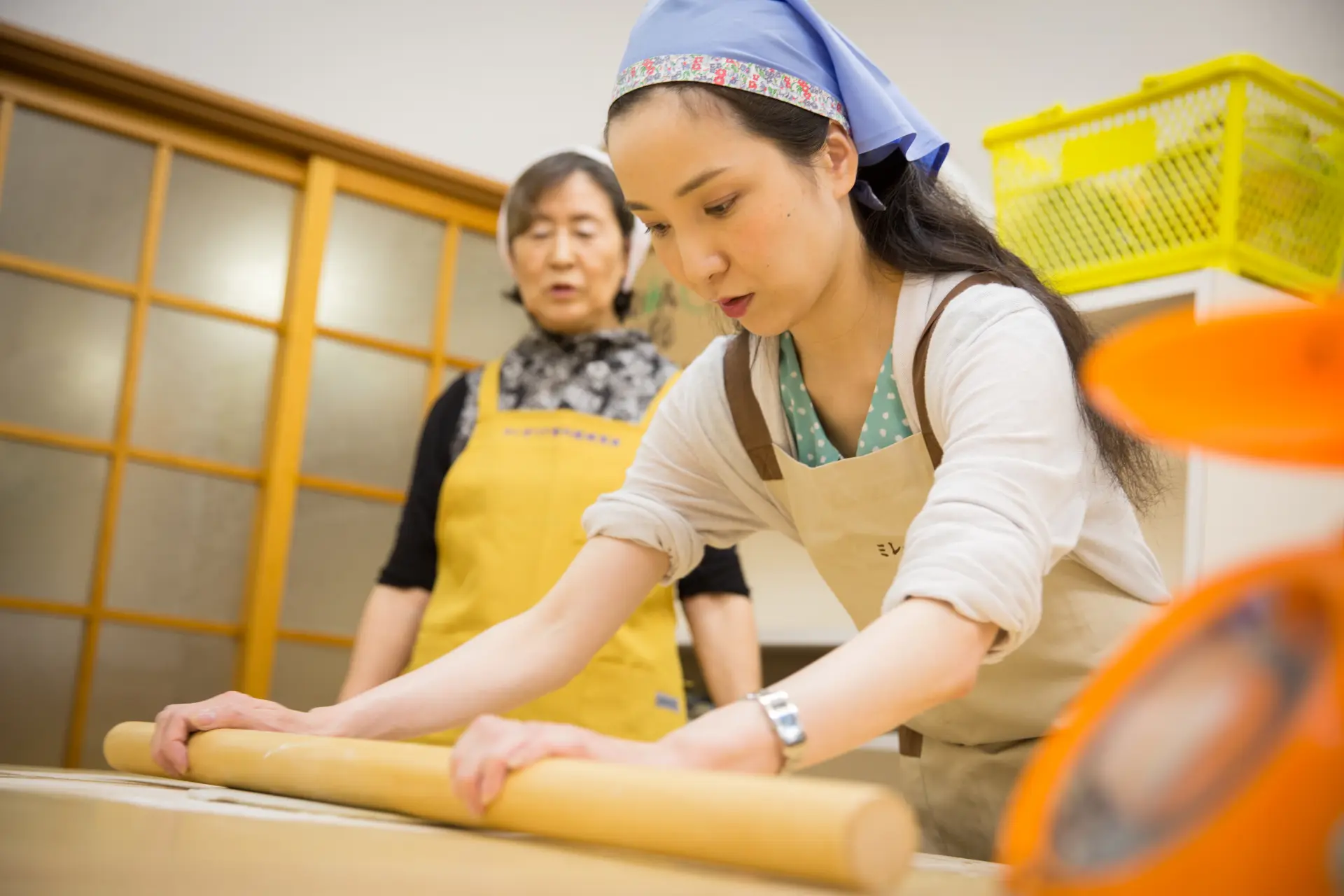 めん棒で生地をのばすそば打ち体験の様子。自分で打ったそばは格別