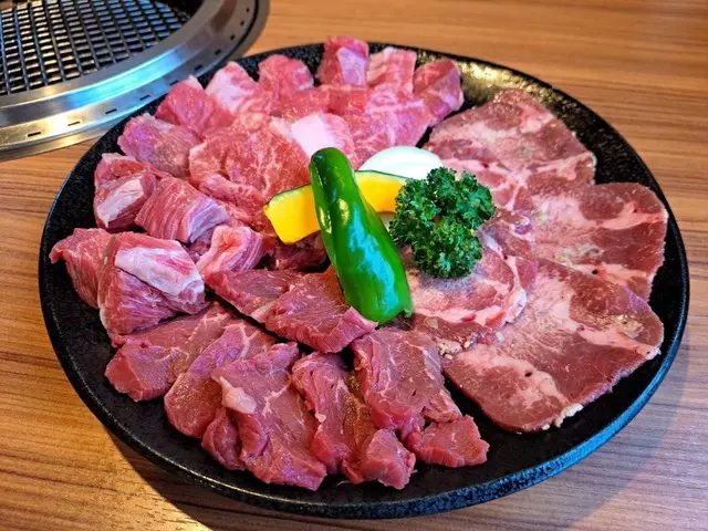 短角牛の肉を盛り合わせた一皿。赤身や各部位が並ぶ
