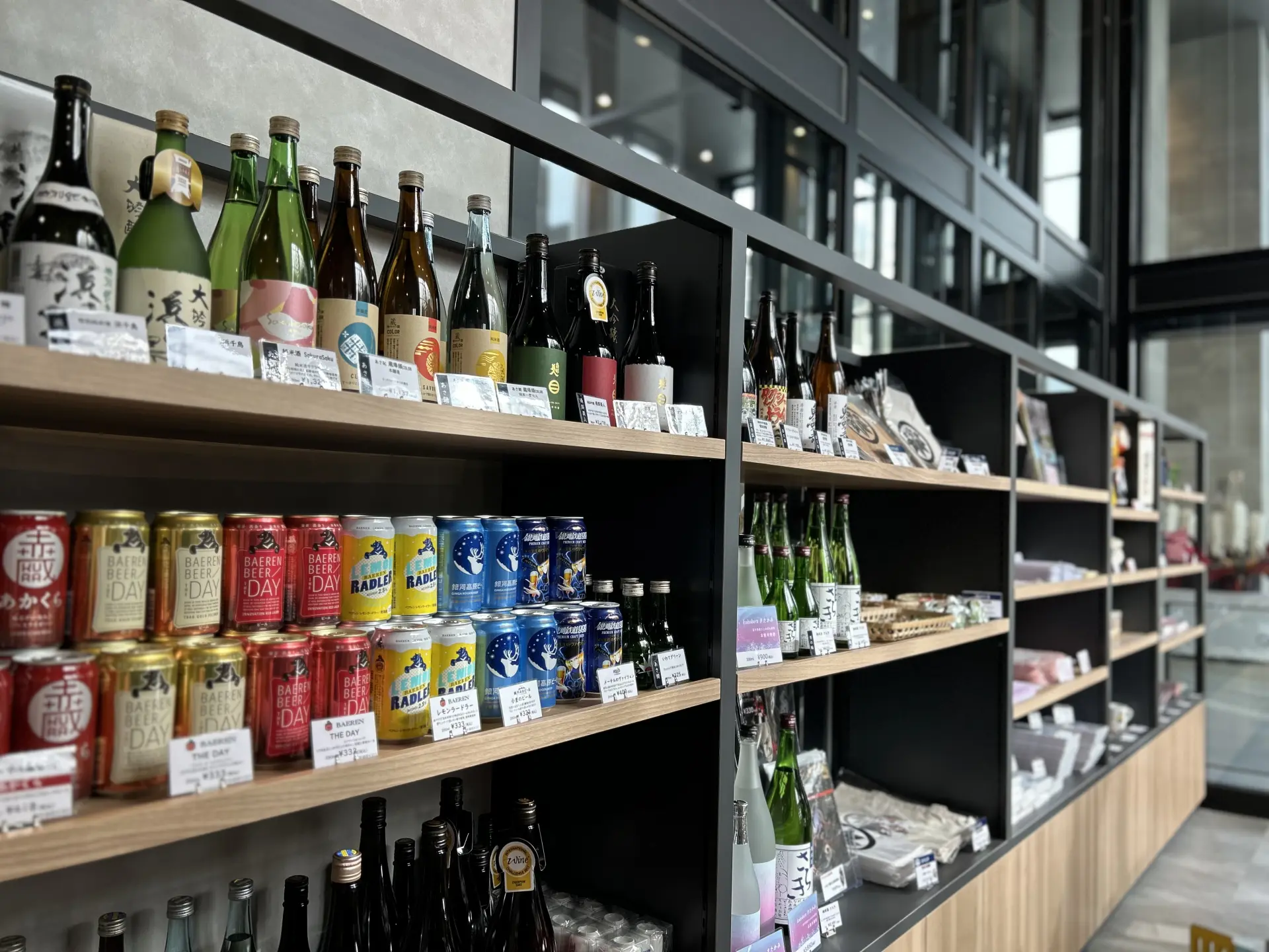 日本酒をはじめとした酒類も充実。お気に入りの1本を探そう