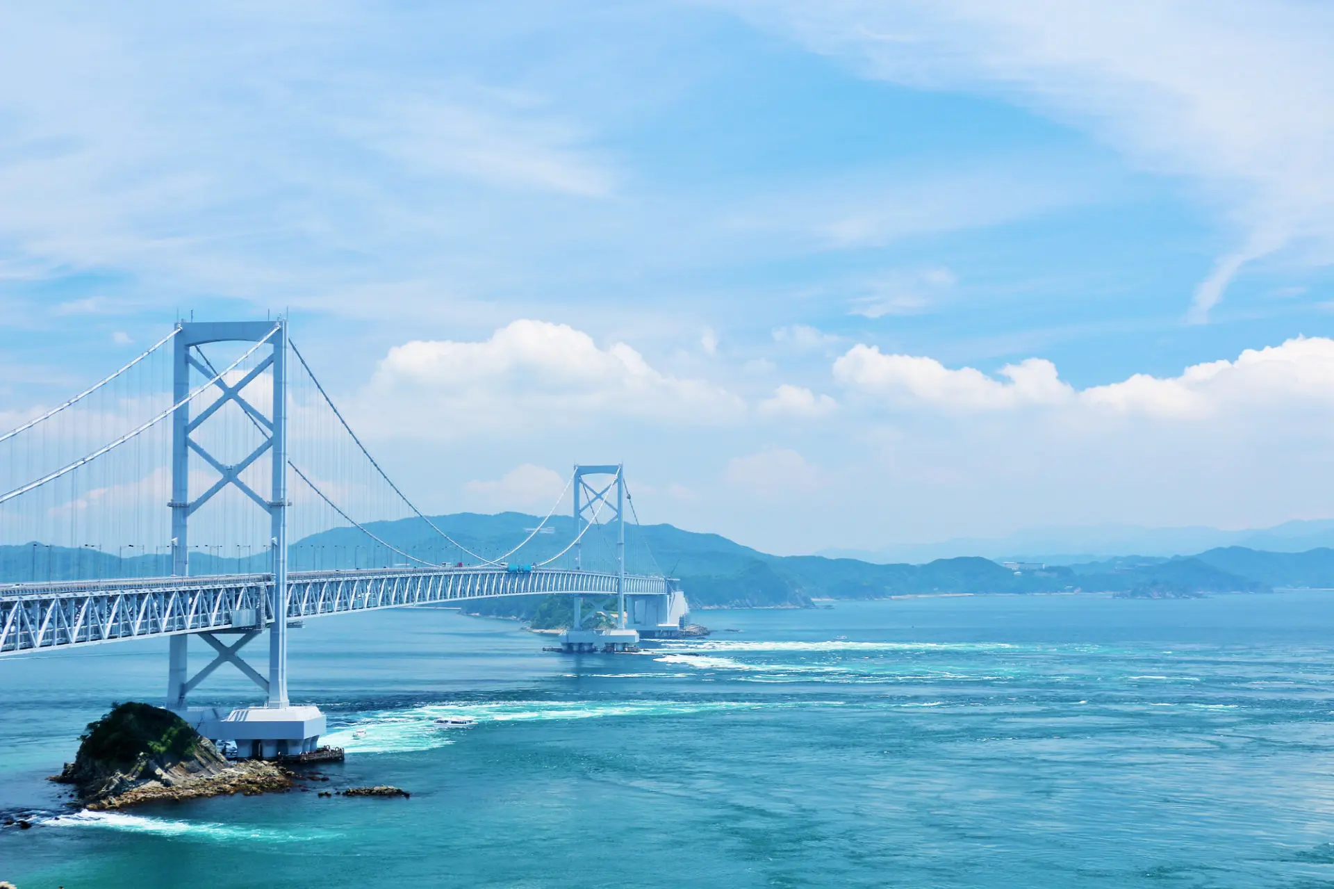 山あいから海へと風景が変わるたび、旅の気分も切り替わる