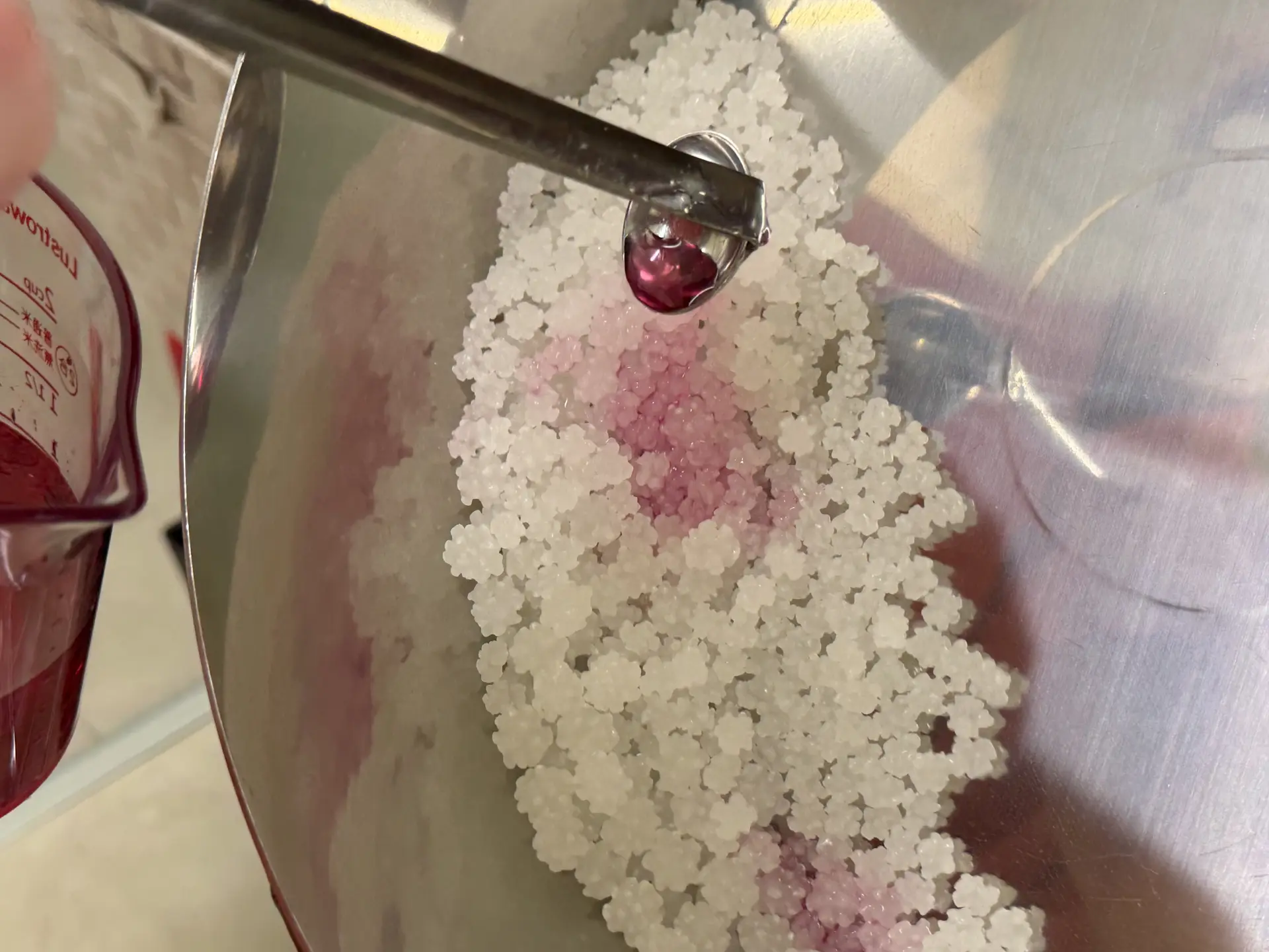 淋上色水與糖蜜混合液