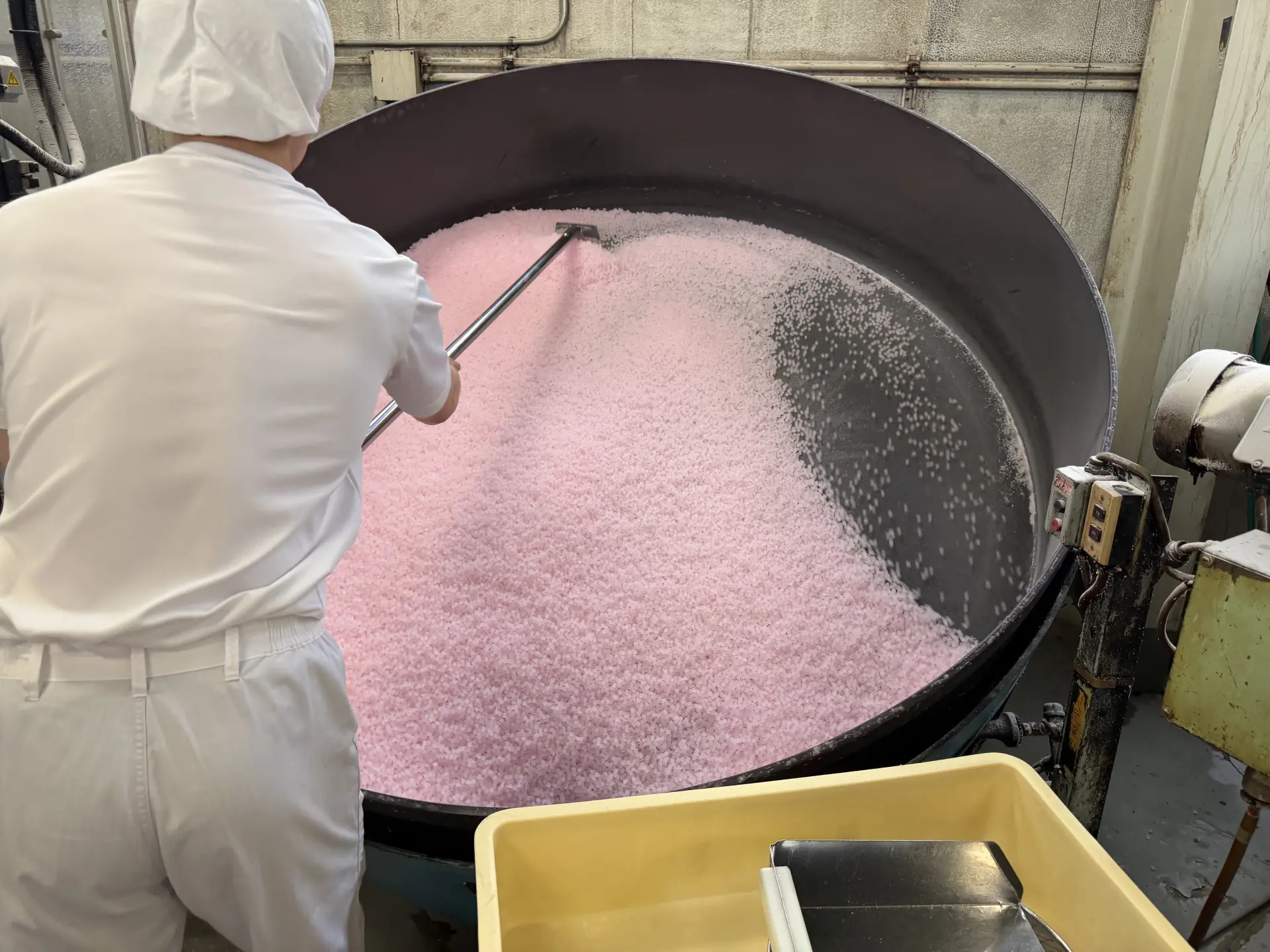 用大耙子輕柔攪拌金平糖