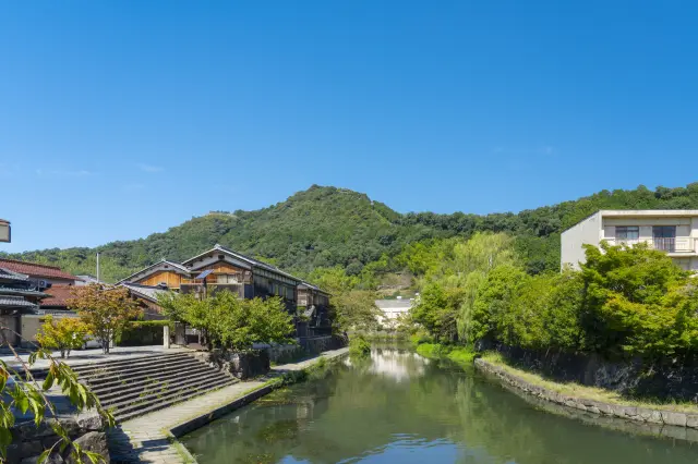 八幡堀から見える八幡山