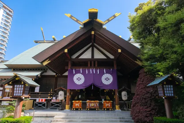 都会とは思えない落ち着いた雰囲気が広がる「本殿」
