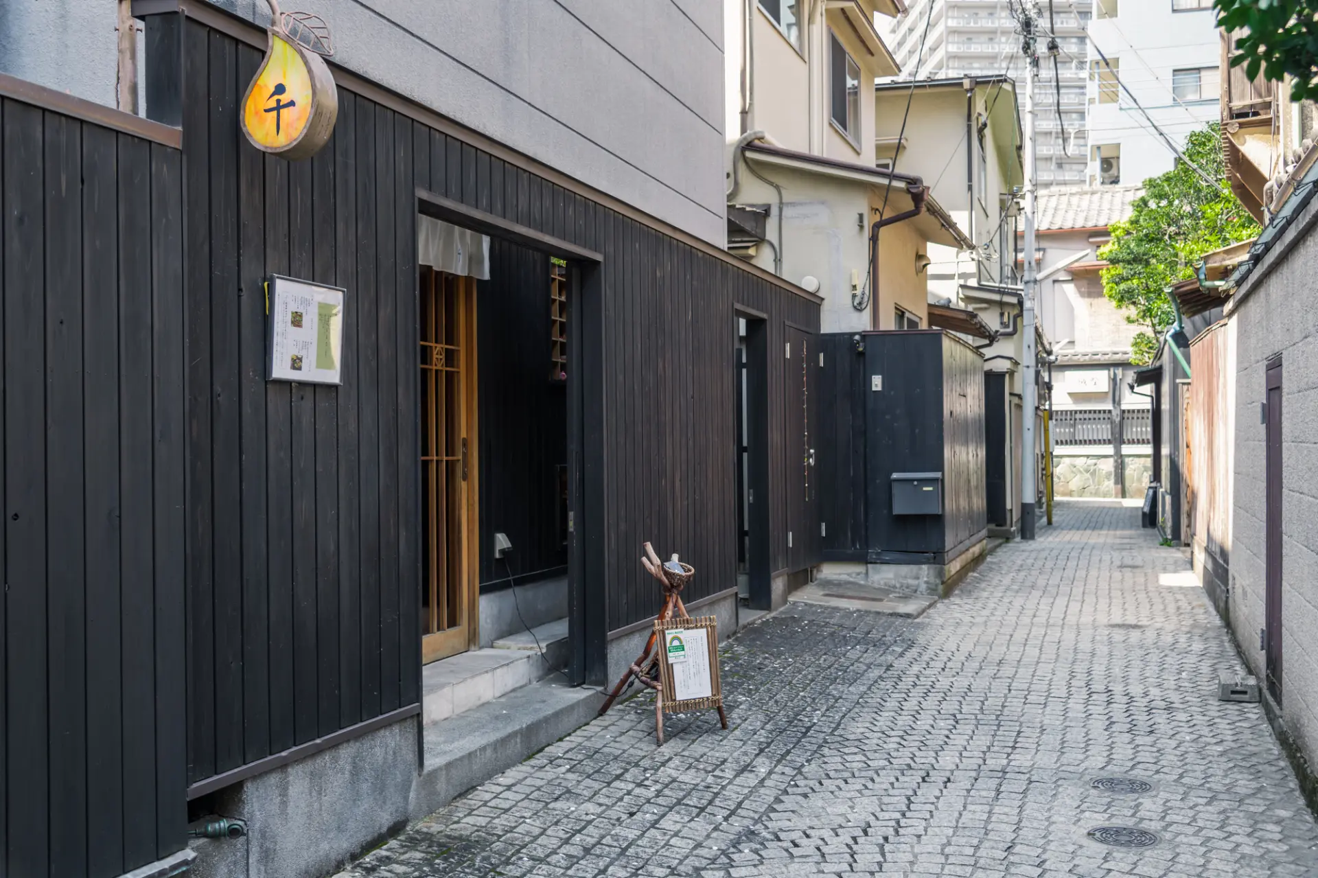 美食の名店が点在し、花柳界の粋な趣が残る裏路地。